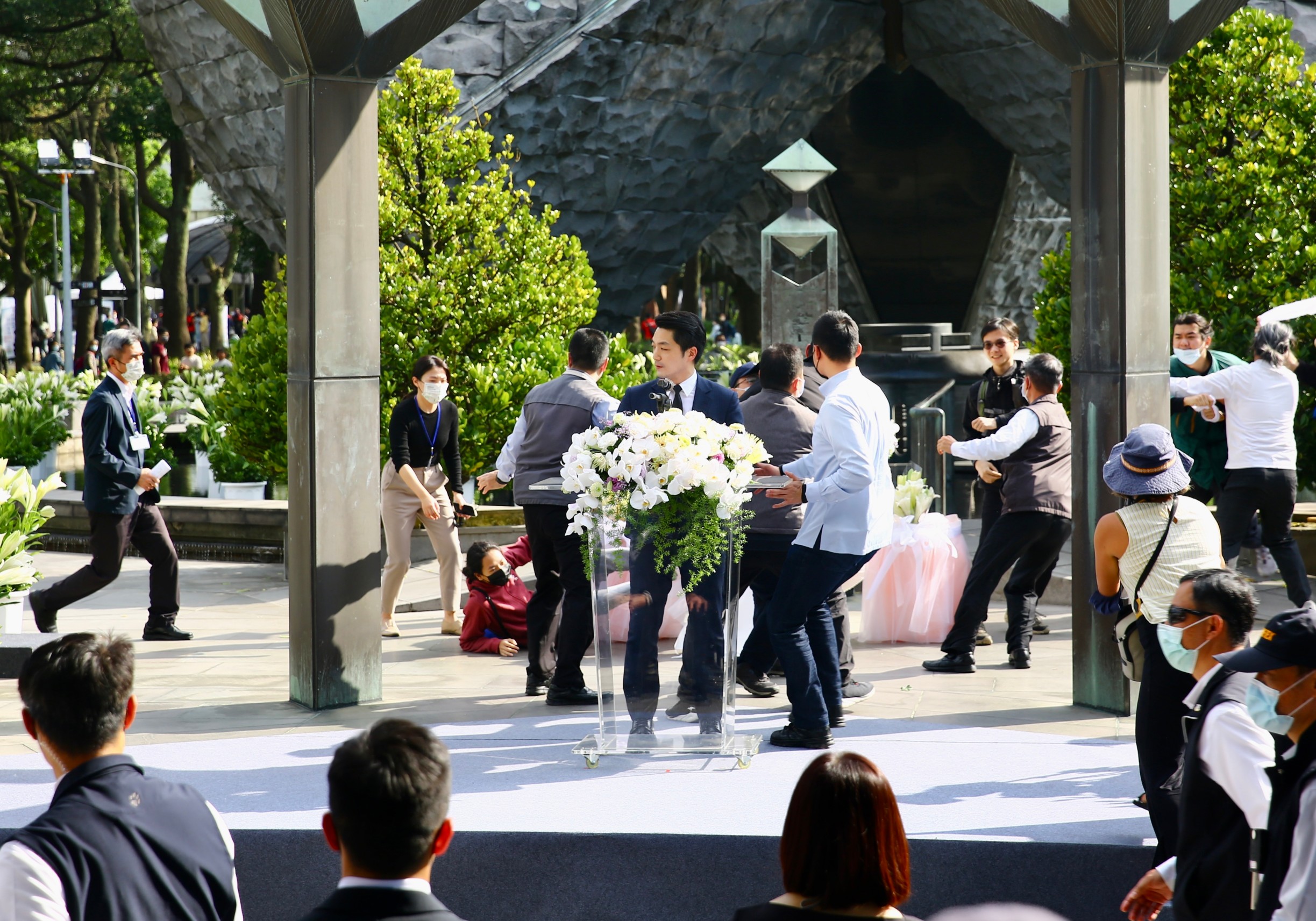 蔣萬安致詞時遭抗議民眾一度打斷。