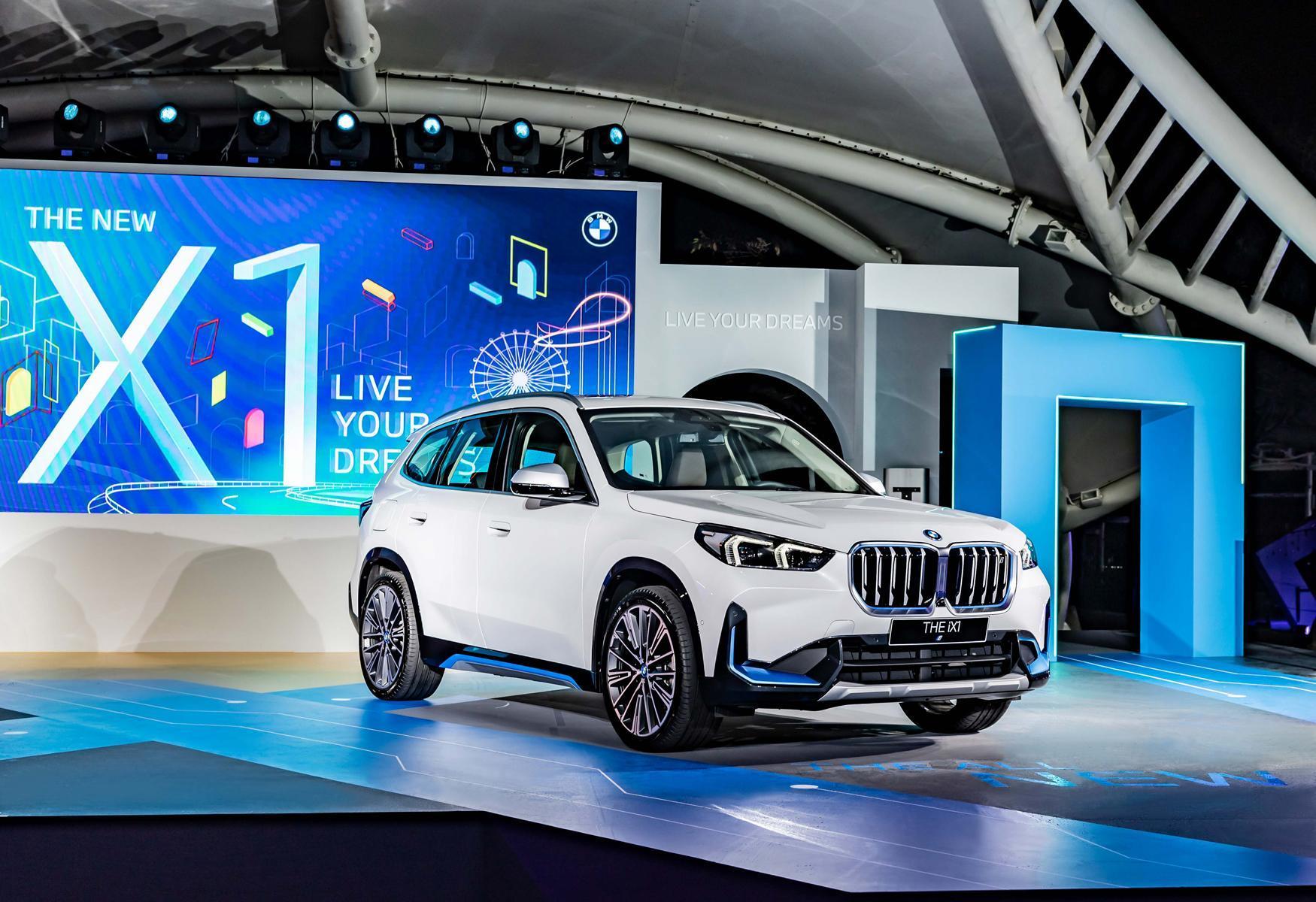 全新首款純電BMW iX1純電運動休旅以展現前所未有的馳電之姿，開啟X家族純電世代。醒目的專屬BMW i專屬藍色飾條裝飾，鑲嵌於水箱護罩、進氣壩、側裙以及後保桿兩側，完美營造出專屬於電能的熱血風采。