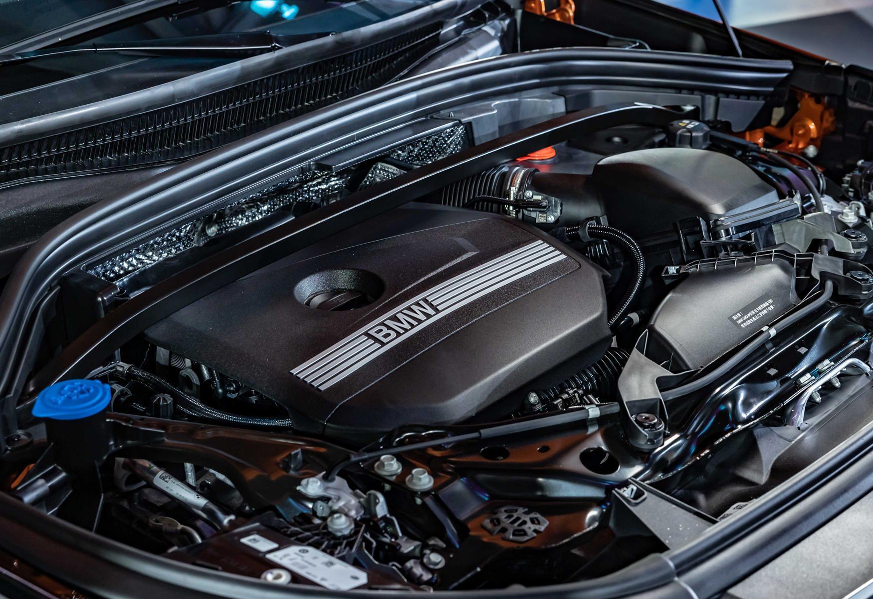 BMW X1 sDrive20i首度導入全新第二代48V高效複合動力，可於全油門急加速時啟動eBoost提供額外19hp馬力輔助，為新世代BMWX1 sDrive20i創造出170匹的最大綜效馬力輸出表現，展現對未知探索的渴望。