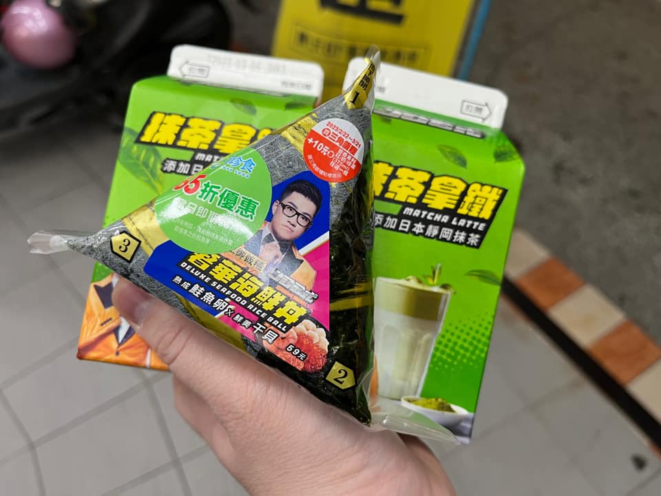 王浩宇吃了Joeman聯名飯糰批評「又貴又離譜」，更曝光友人只喝了一口飲料，就整瓶倒馬桶。（翻攝自王浩宇臉書）