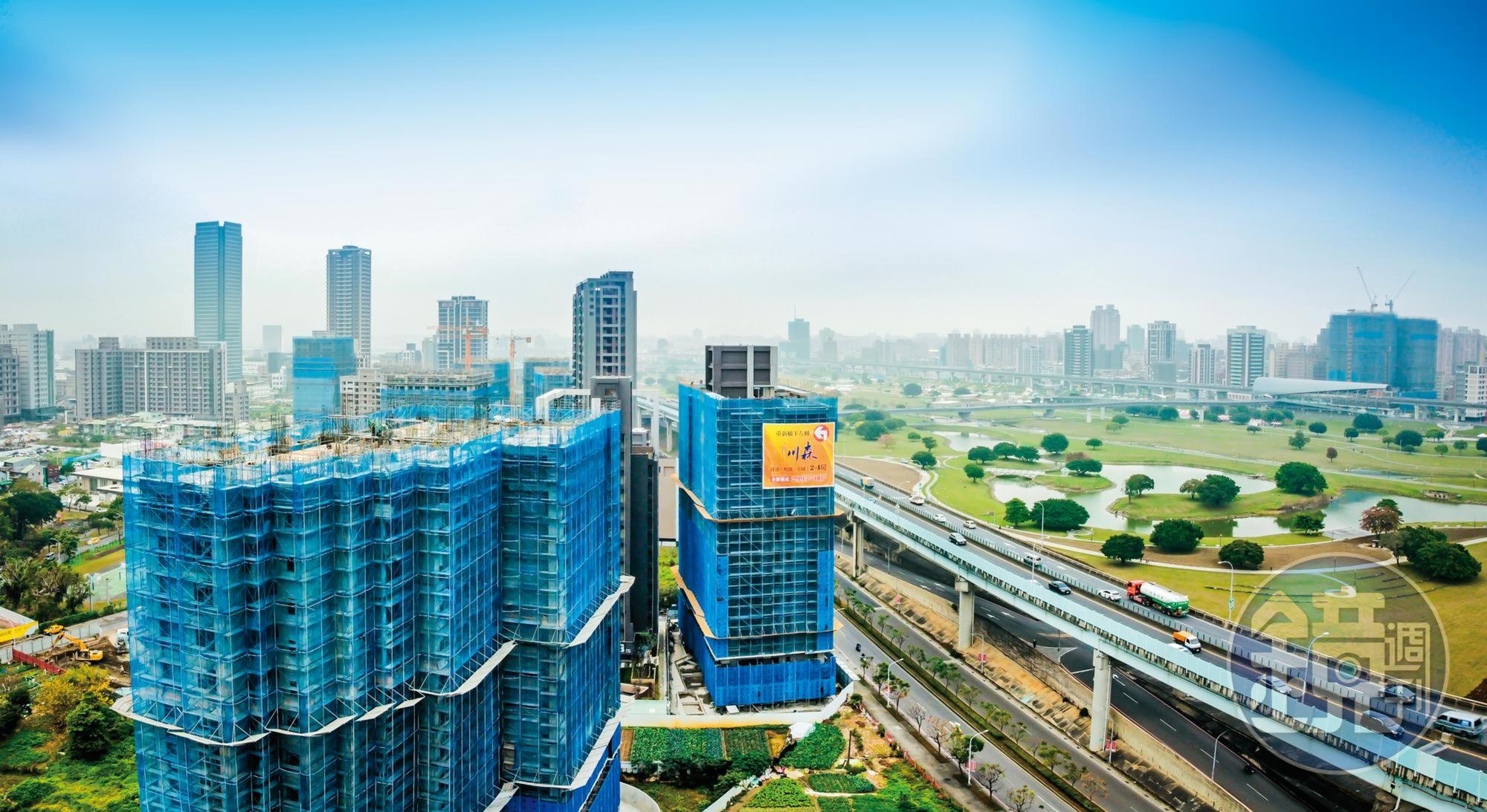 三重受惠於新北市第二行政中心進駐,帶動企業卡位,且坐擁大型綠地公園,有望華麗變身。