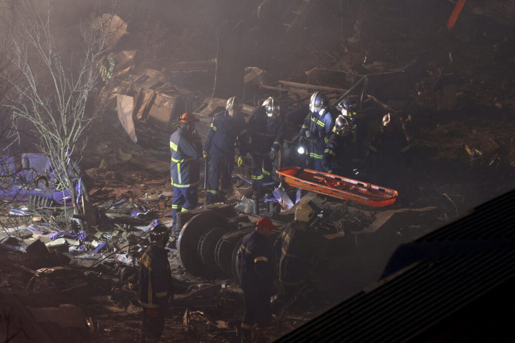 希臘消防局則表示，第一節車廂損毀嚴重，死亡人數可能還會上升。（翻自greekcitytimes.com）