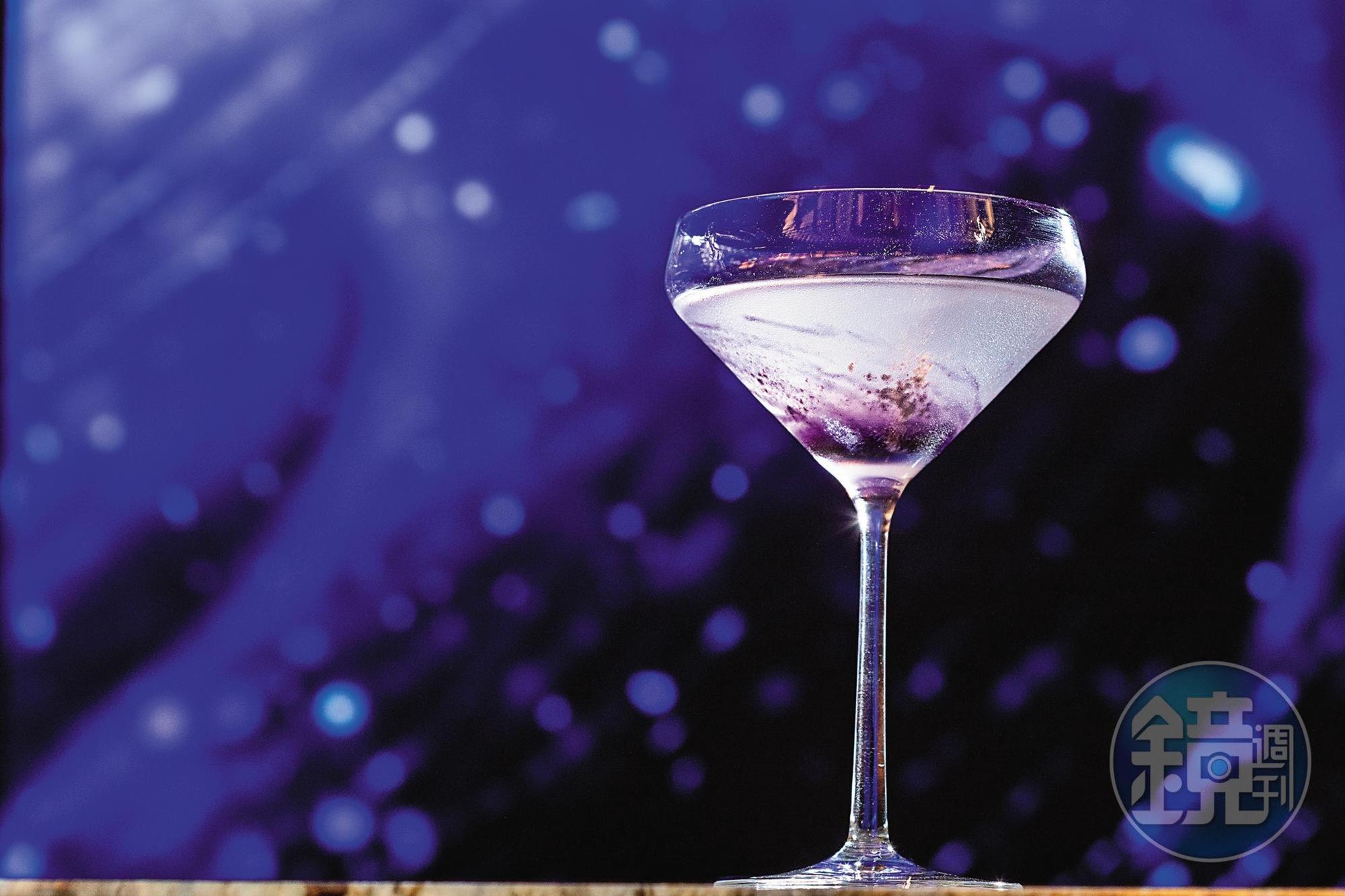 「銀河光」結合百里香琴酒、蘆薈麝香白葡萄汁與洋甘菊酒，澄清後，杯身勾勒一道紫色旋彩向上蜿蜒。（420元／杯）