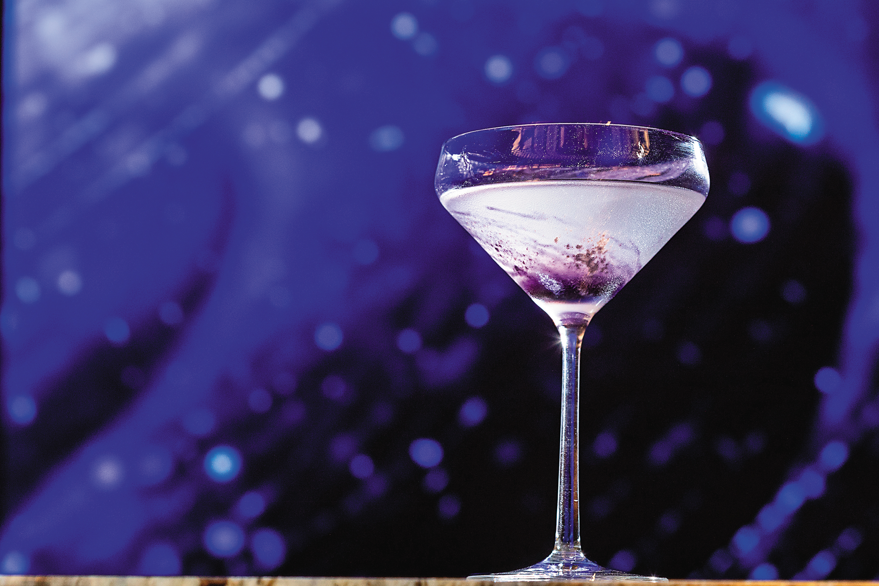 「銀河光」結合百里香琴酒、蘆薈麝香白葡萄汁與洋甘菊酒，澄清後，杯身勾勒一道紫色旋彩向上蜿蜒。（420元／杯）