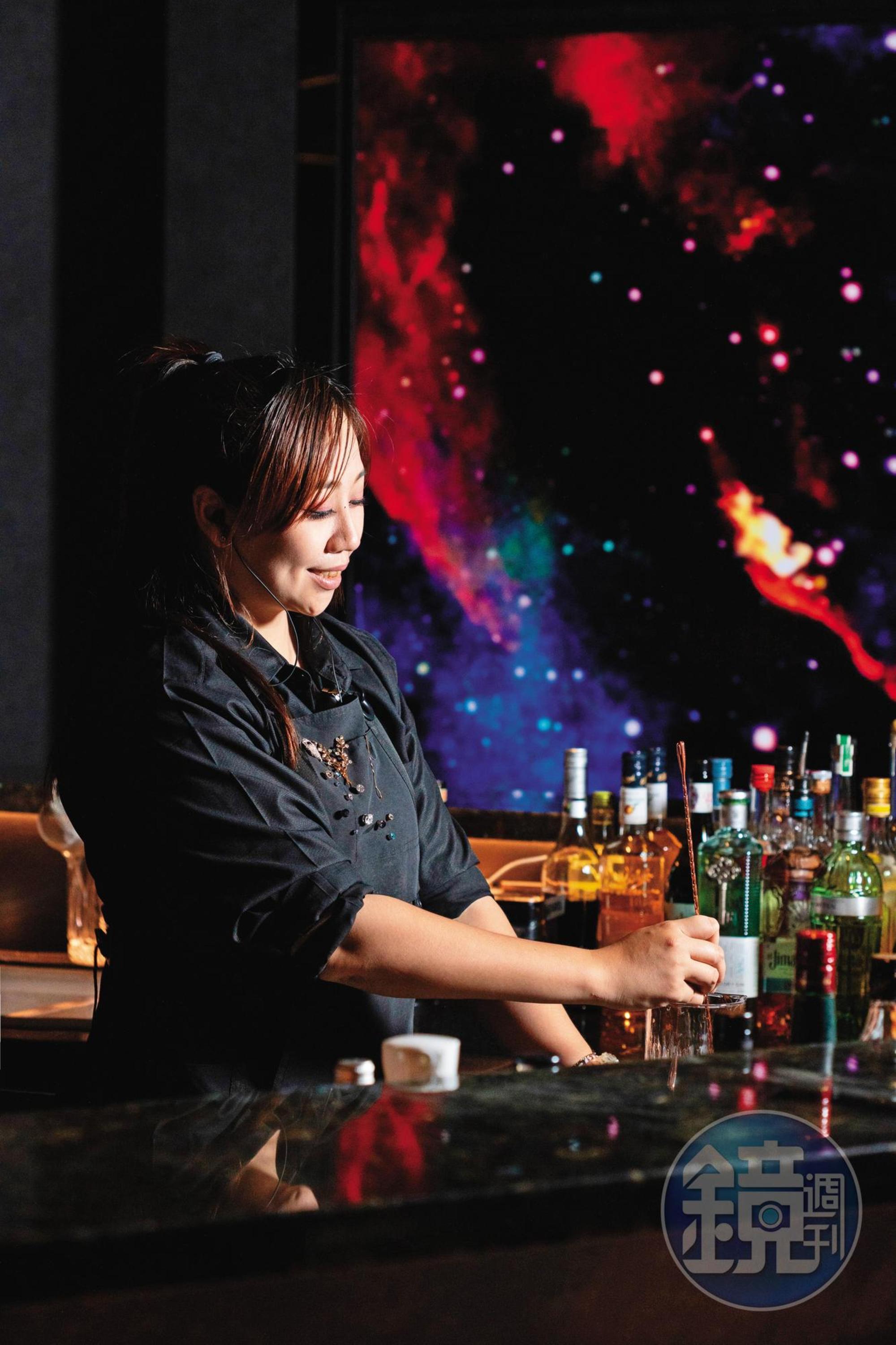 「SS Bar春」呼應宇宙主題的特色調酒，由高雄酒吧名店「無聲的所在」共同規劃。