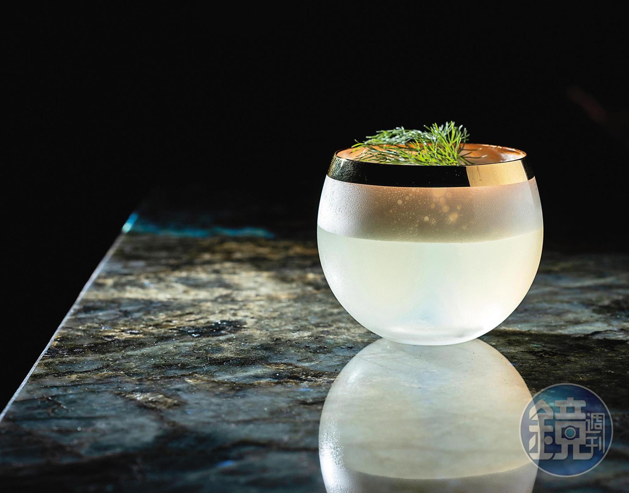 「Ocean」用蘭姆酒為基底，以椰子荔枝製成的綿密泡沫，帶有泥煤威士忌的鹹味，營造出盛夏島嶼的感受。（400元／杯）
