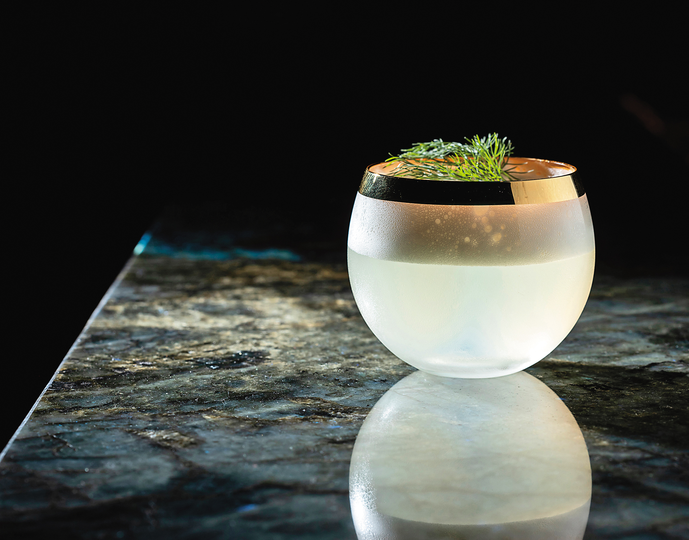「Ocean」用蘭姆酒為基底,以椰子荔枝製成的綿密泡沫,帶有泥煤威士忌的鹹味,營造出盛夏島嶼的感受。(400元/杯)
