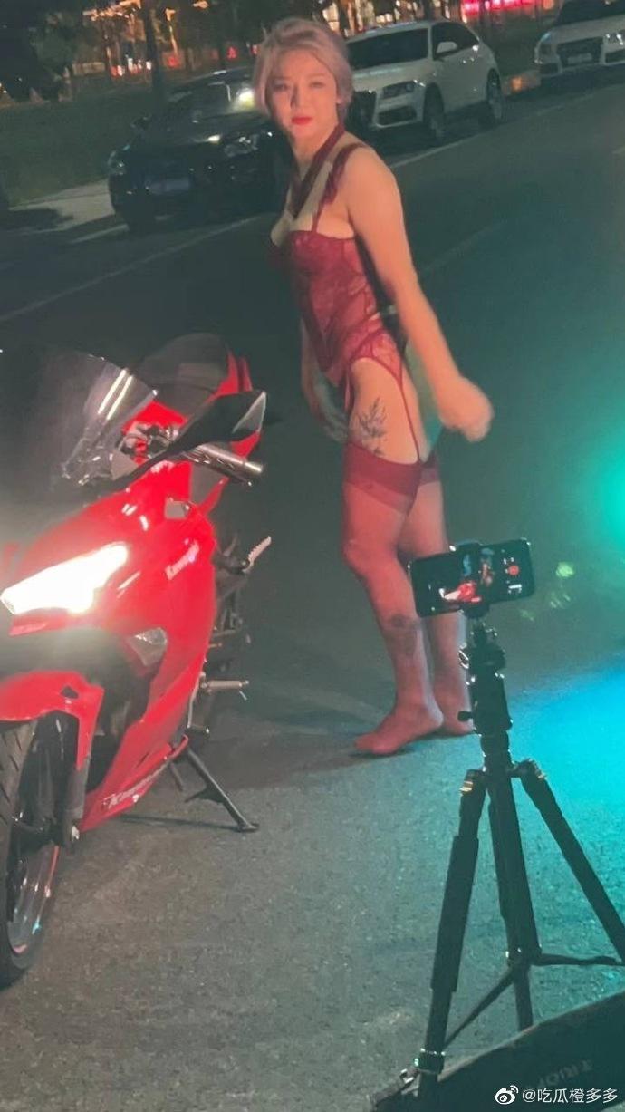鏡頭下的重機女神。（翻自微博）