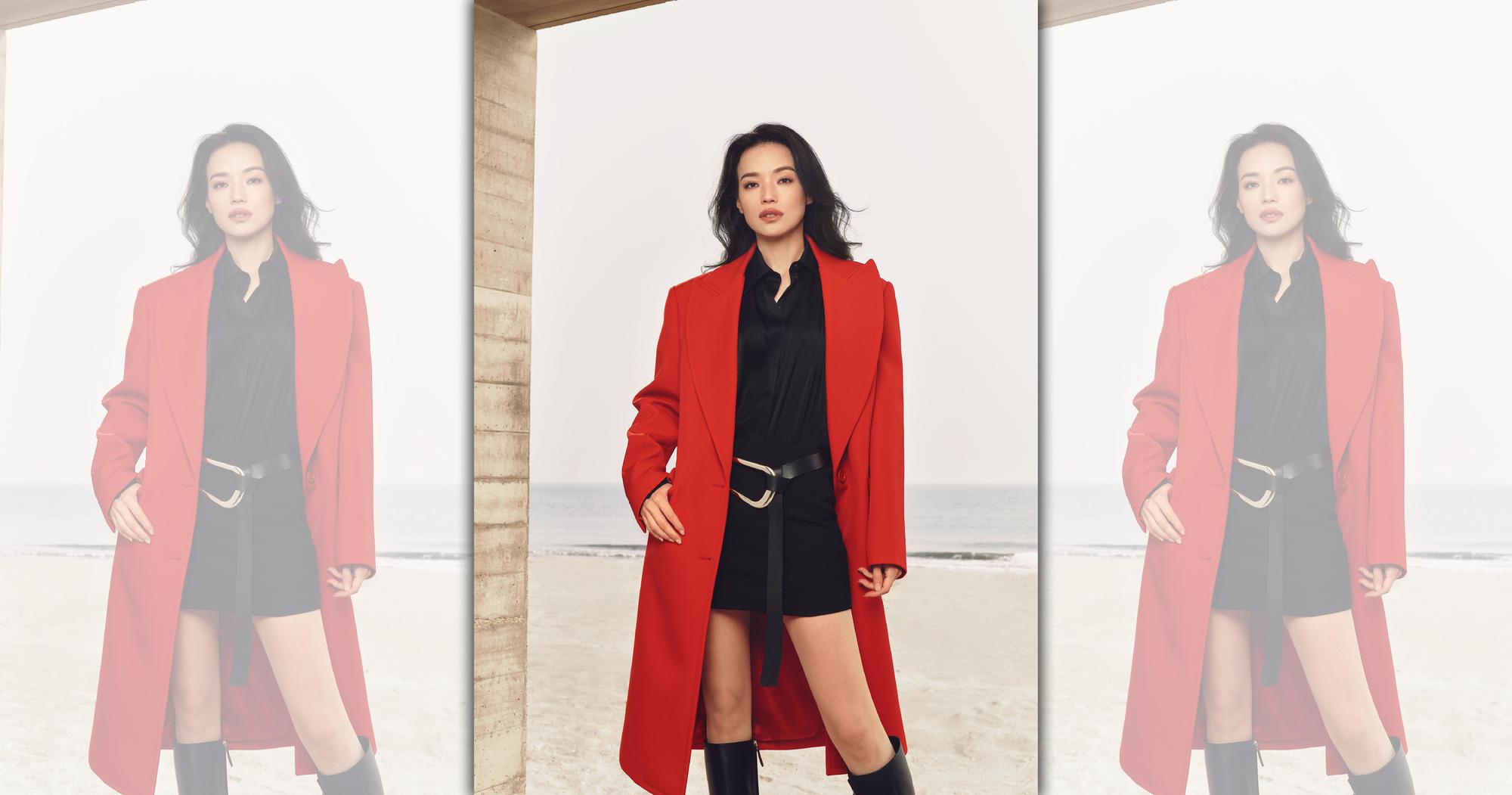 身為全球代言人的舒淇，身穿Michael Kors Collection 2023春夏系列：罌粟紅大衣 NT$105,400、黑色寬鬆襯衫NT$31,700、黑色直筒短裙NT$22,100、ANGELINA黑色牛皮腰封NT$16,800。（MICHAEL KORS提供）