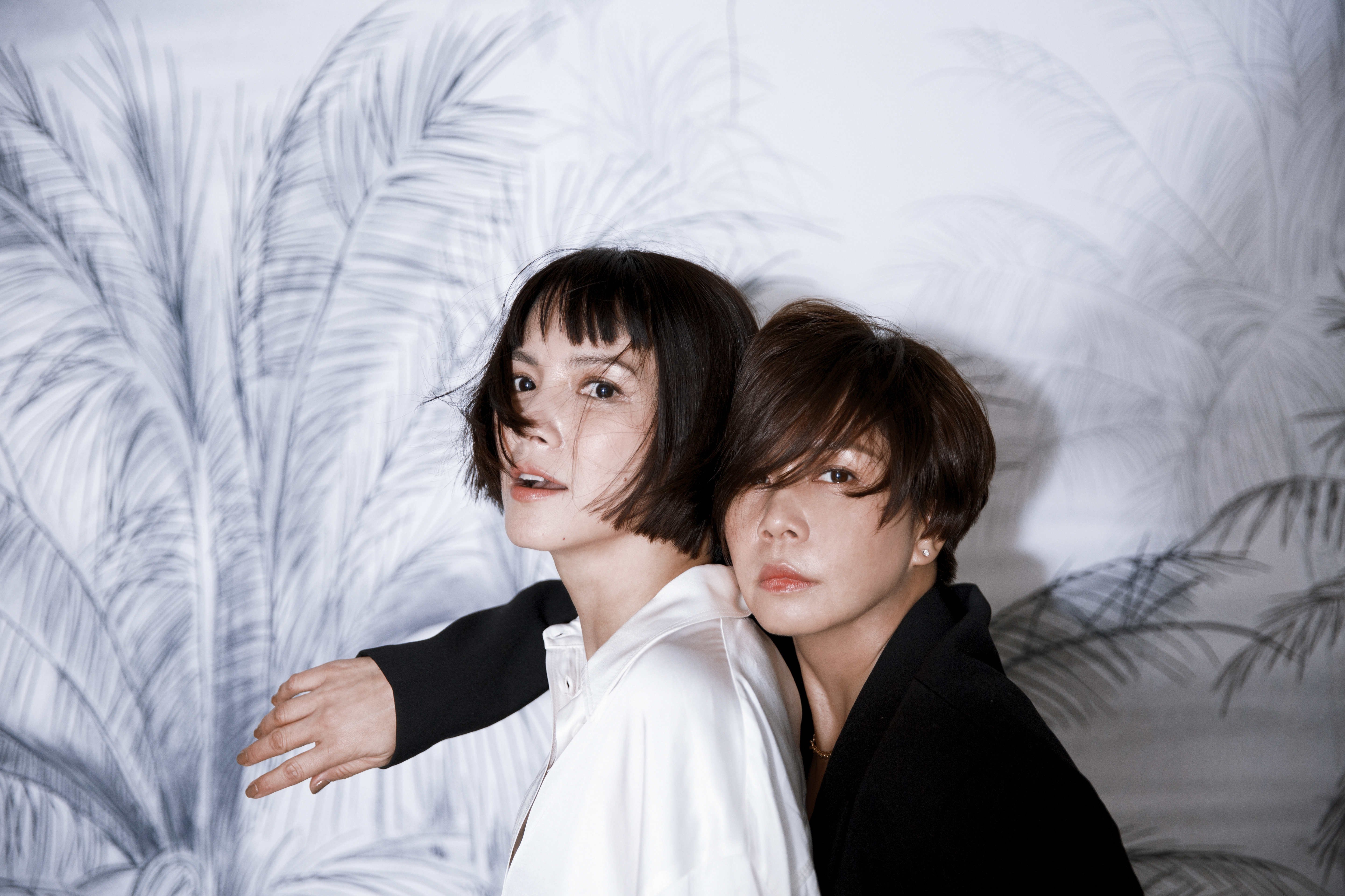 李心潔攜摯友于子育唱慈善主題曲〈小黃花〉，拍紀錄片助兒童教育計畫。（滾石唱片提供）