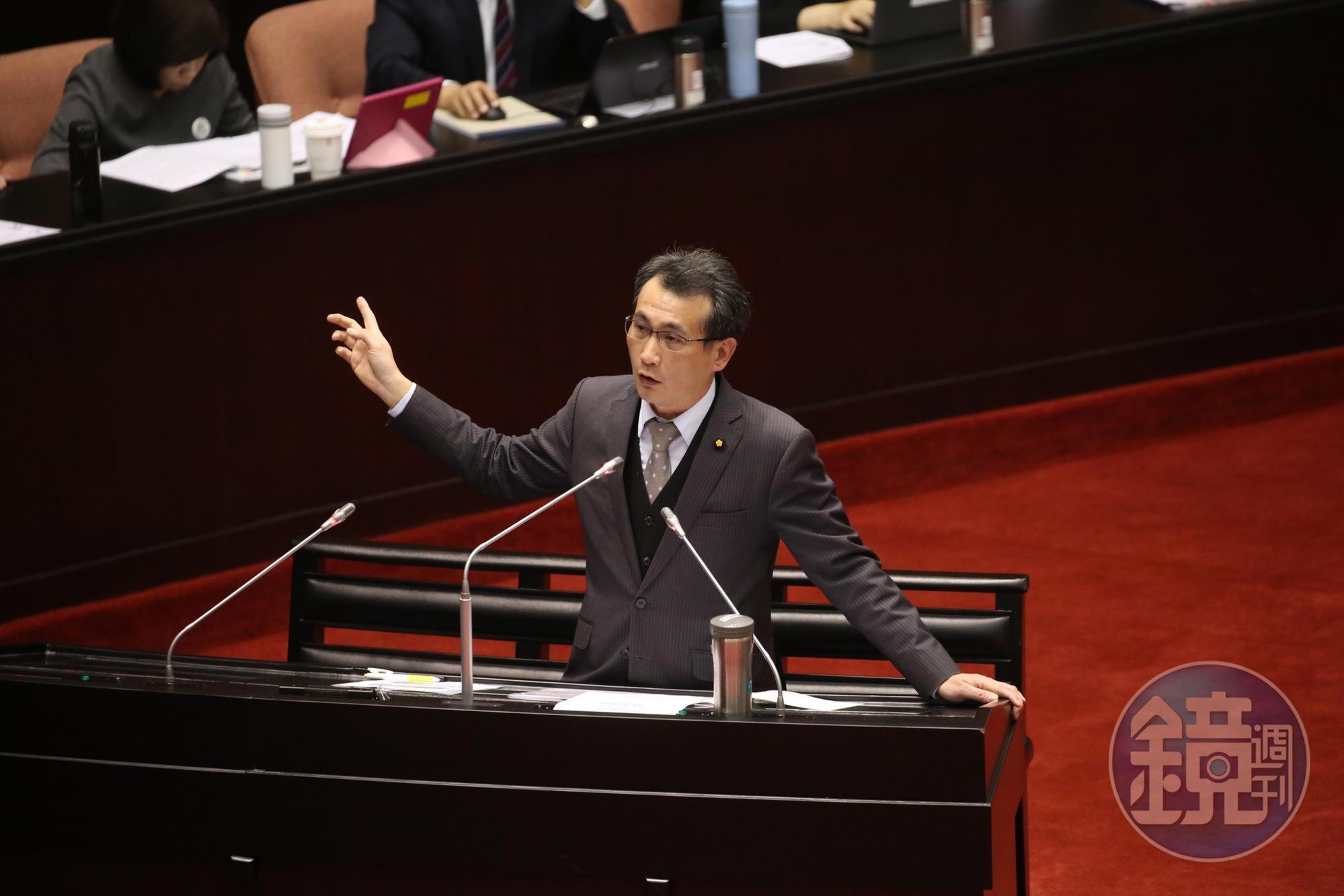 針對外界高度關注的《全動法》修法,鄭運鵬今於臉書po出6點看法,並強調「沒有16歲當兵這回事」。(本刊資料照)