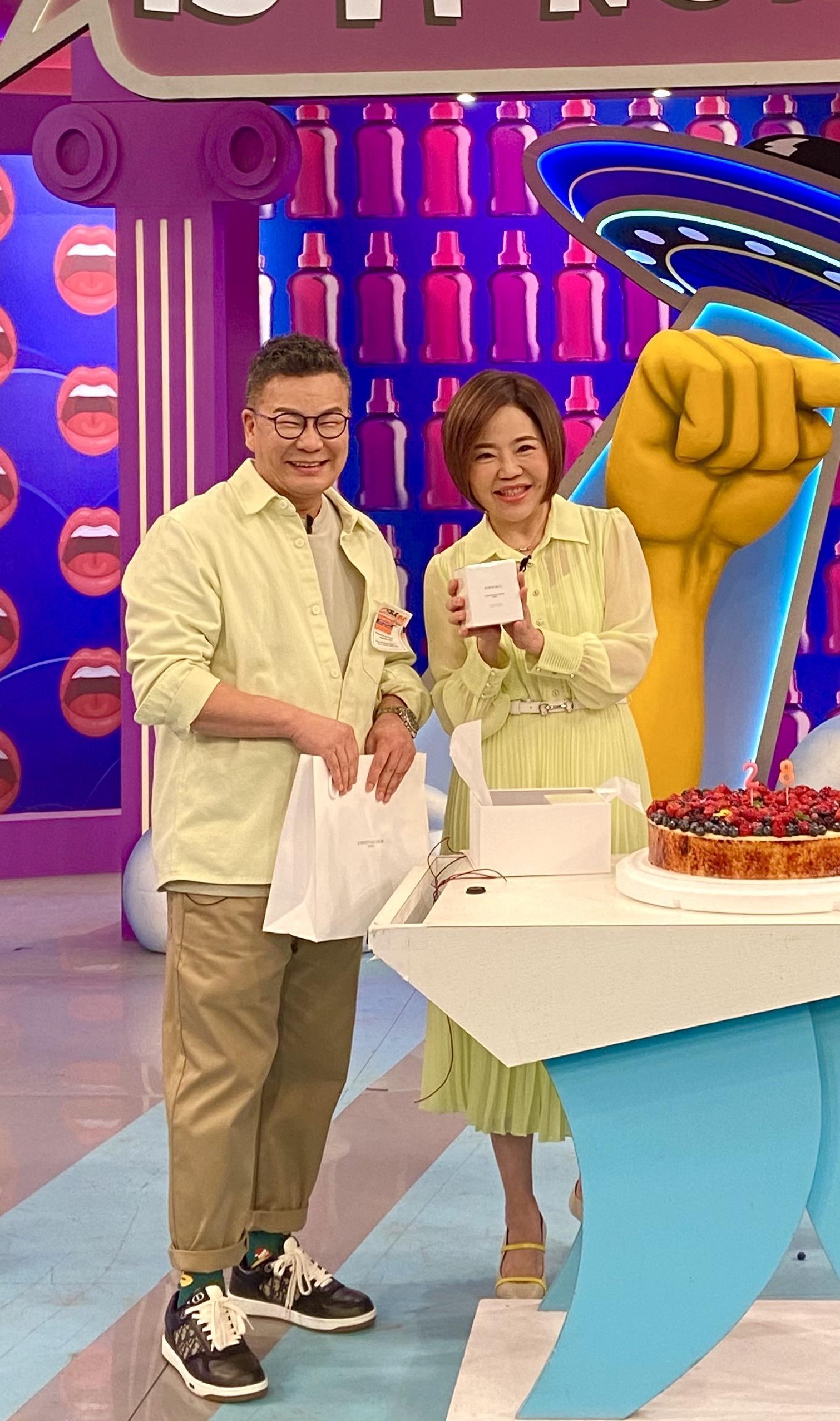 于美人錄影製作單位與搭檔沈玉琳(左)提前為她慶生58歲生日。(東森超視提供)