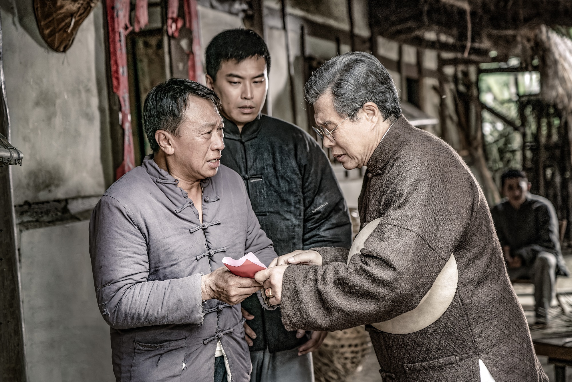 《牛車來去》中楊烈飾演的地主陳進丁（右），靈感取自李岳峰祖父與佃農之間的相處。左起為游安順、蕭景鴻。（公視、禾豐製作提供）