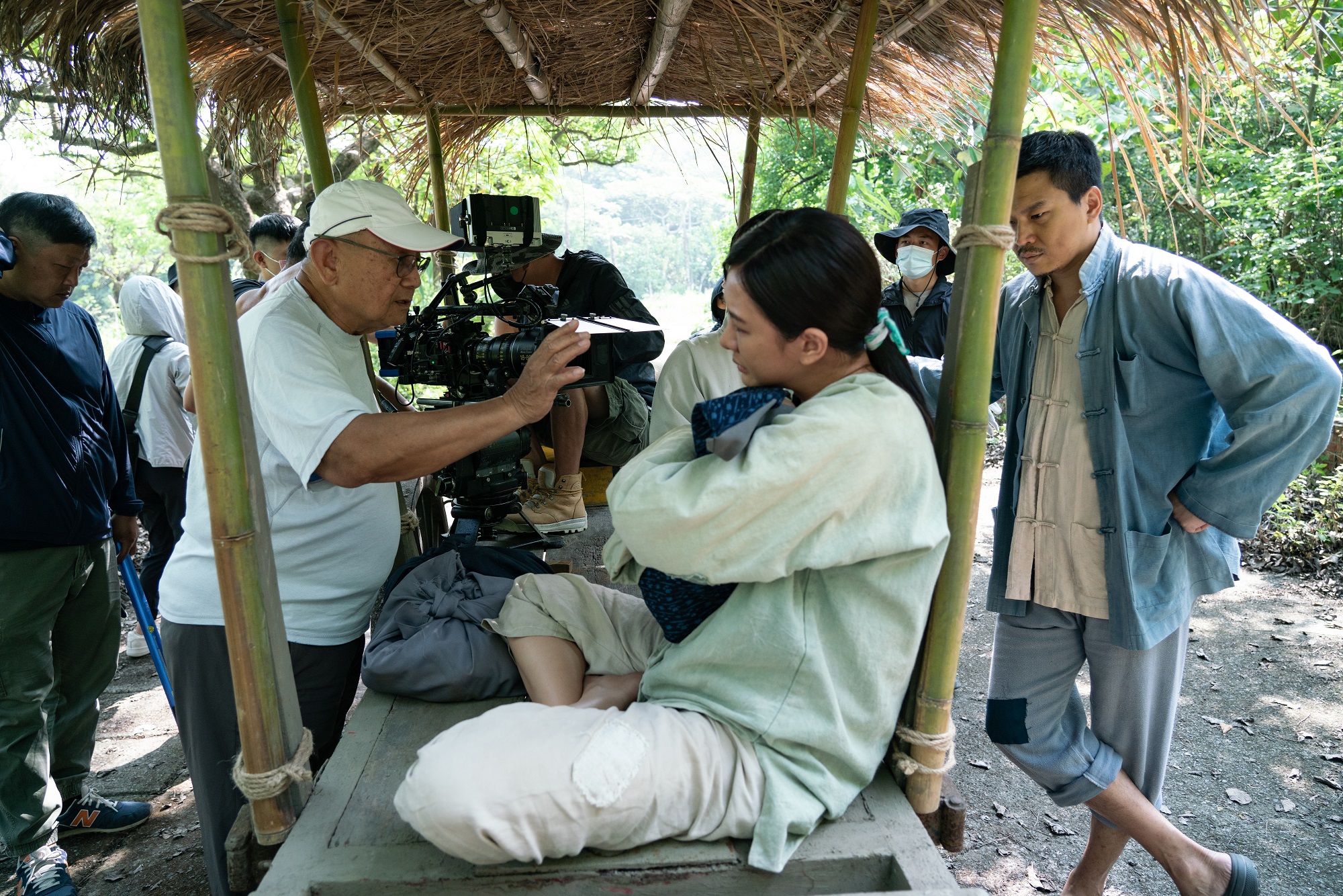 李岳峰（左二）擁有豐富閱歷，創作故事多來自過往人生經驗。（公視、禾豐製作提供）