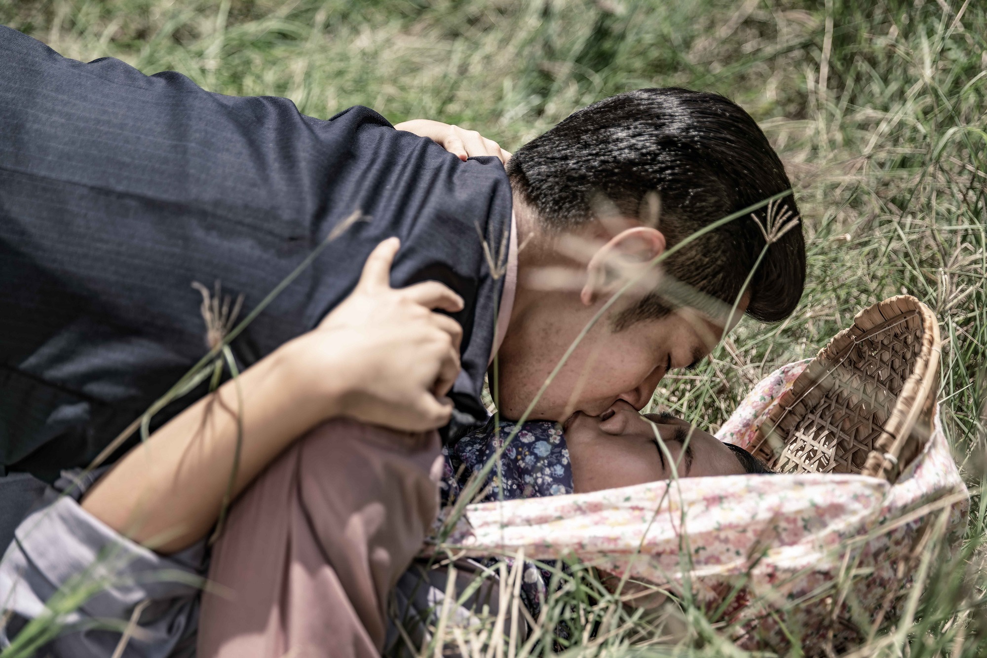 楊子儀飾演的少爺「陳博文」（左）對安心亞飾演的「阿春」念念不忘，兩人激情熱吻刷新收視率。（公視、禾豐製作提供）