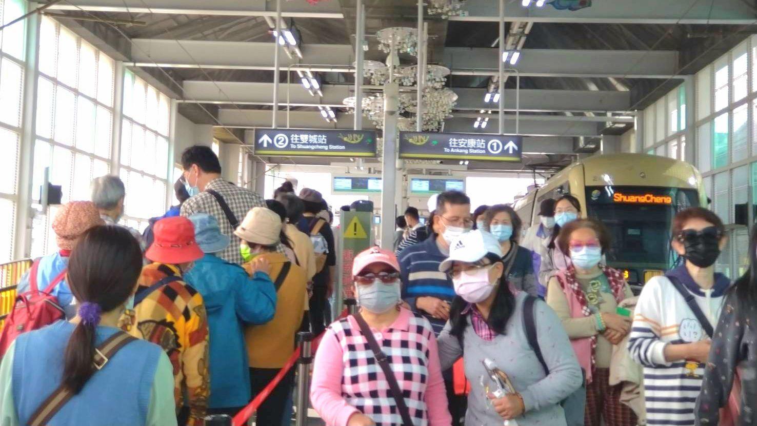 安坑輕軌試營運期間民眾搭乘踴躍。(新北捷運公司提供)