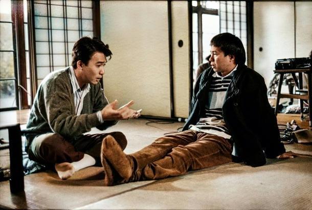 《悲情城市》的男主角梁朝偉與導演侯孝賢,侯導曾說:「我不拍意識形態,而是這些人當下的關係。」(牽猴子提供)