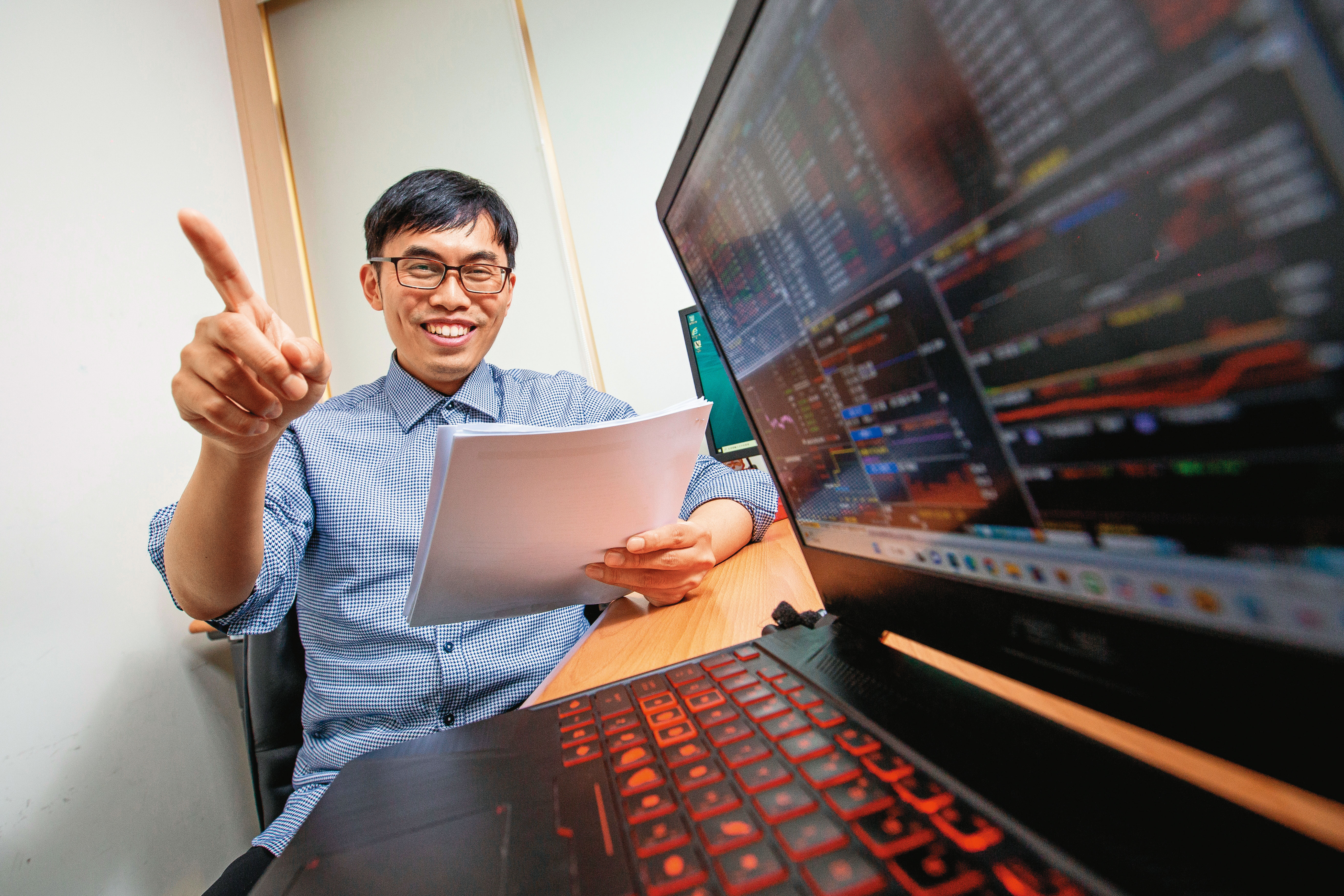 投入股市10多年的鄭詩翰，從槓桿交易轉戰冷門的可轉債，如今已賺進8位數。