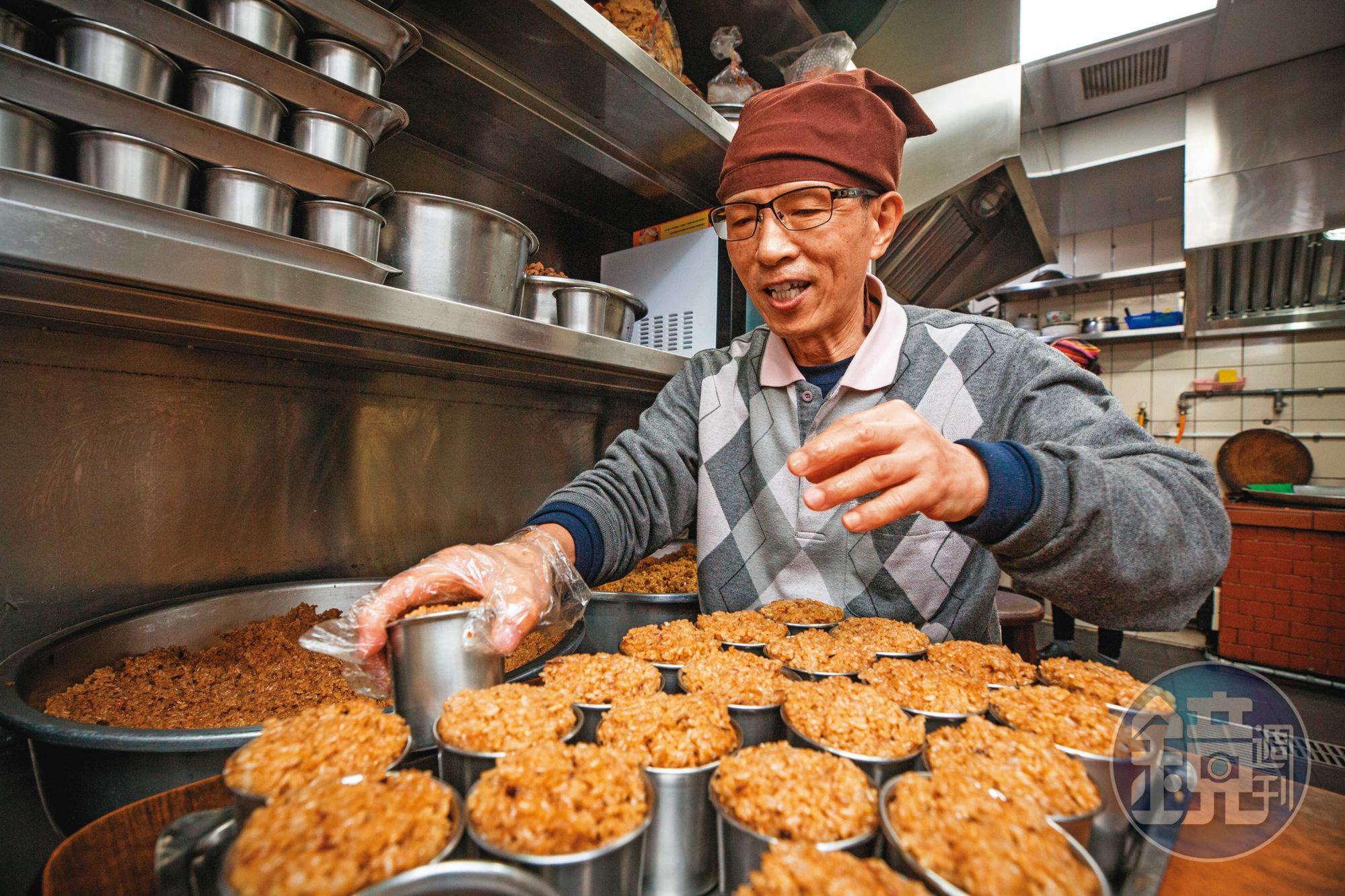 出餐前的油飯都得經過第4代游志成的最後品檢，他會平均分配肉絲與香菇等配料，將油飯分裝成小杯。