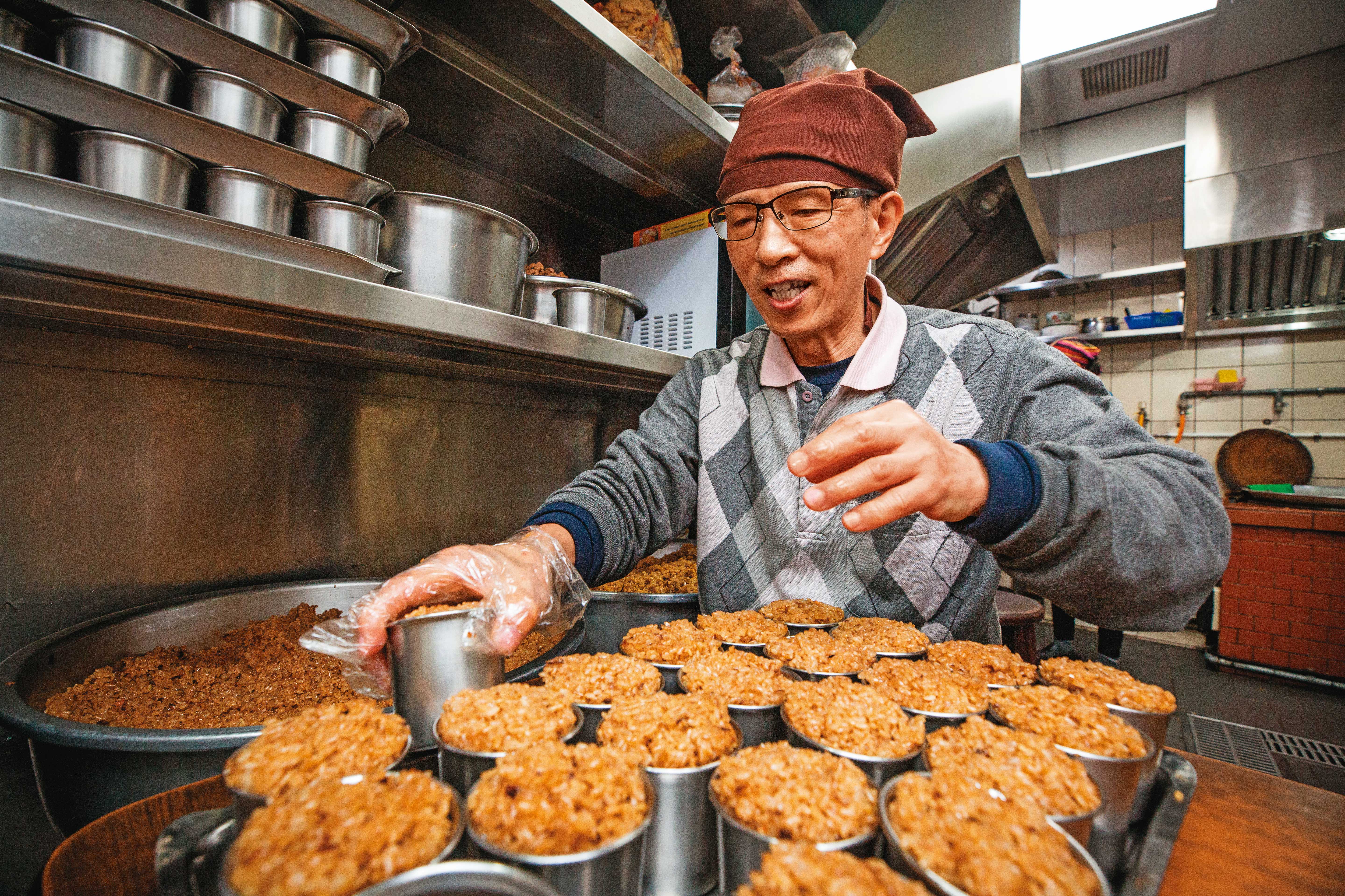 出餐前的油飯都得經過第4代游志成的最後品檢，他會平均分配肉絲與香菇等配料，將油飯分裝成小杯。