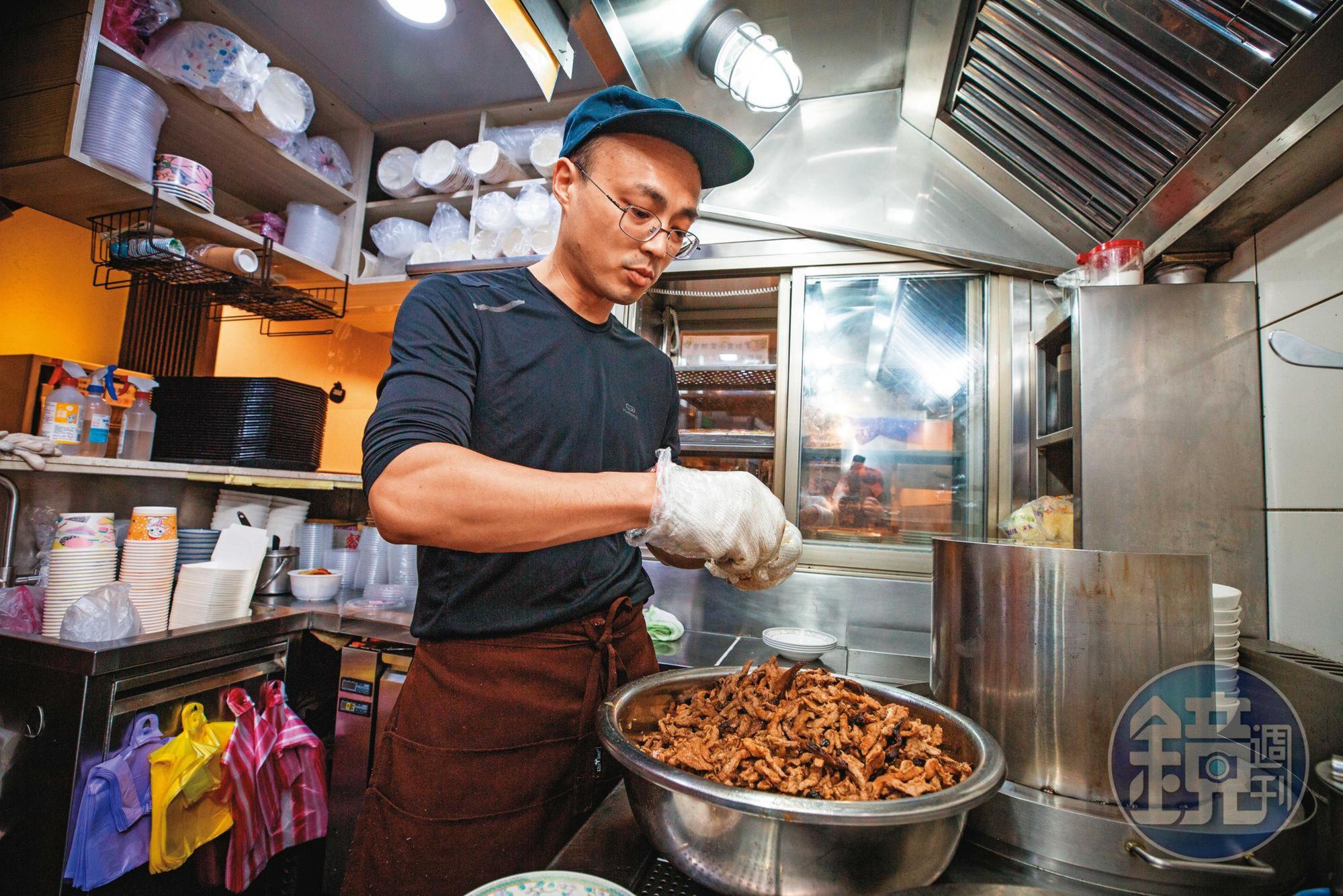 游世元仔細挑除有筋膜的肉絲與肥肉，確保口感。