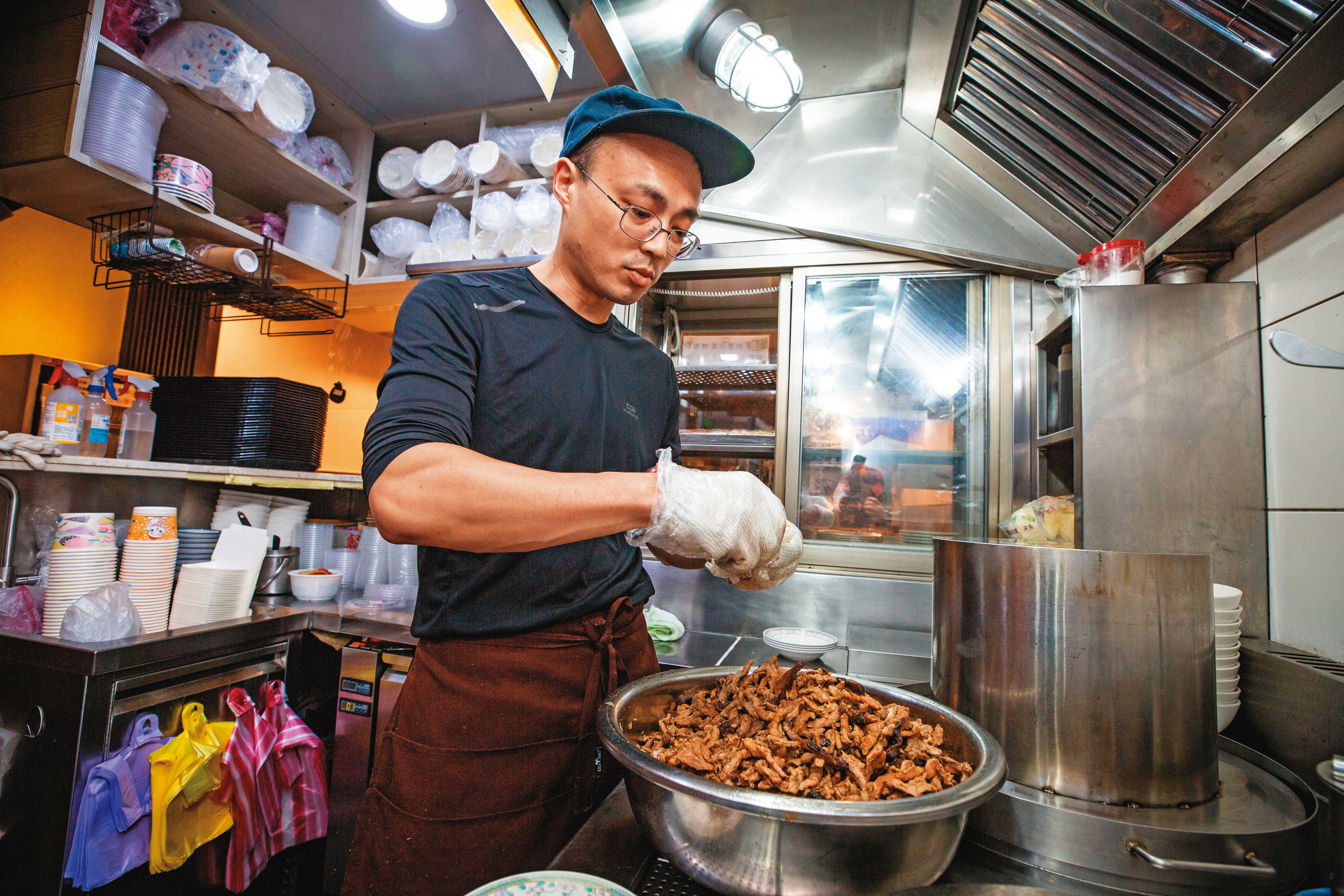 游世元仔細挑除有筋膜的肉絲與肥肉，確保口感。