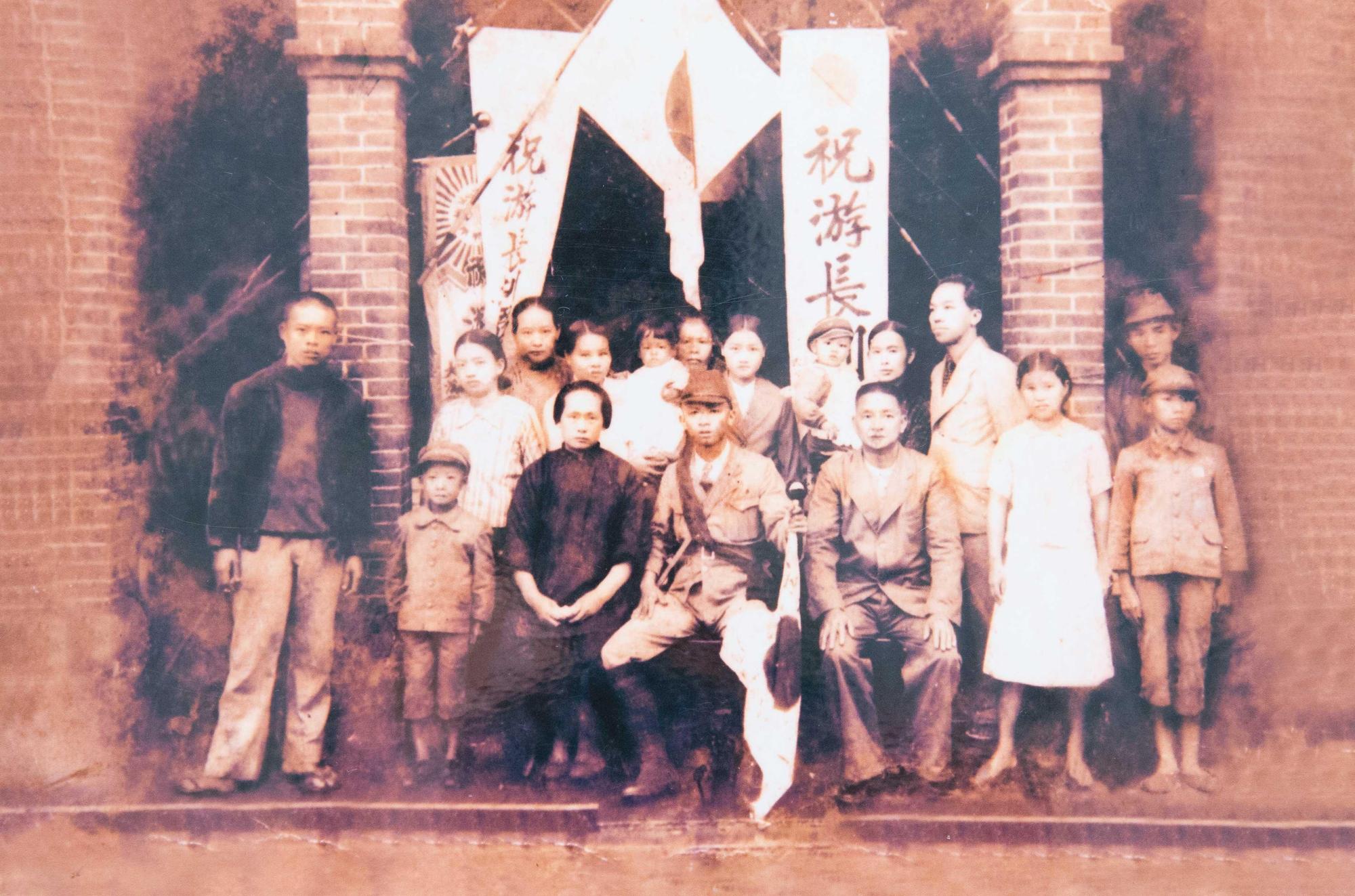 游記第2代為送被徵召當日本兵的大兒子，特別在油飯店前留下家族合影。（游記提供）