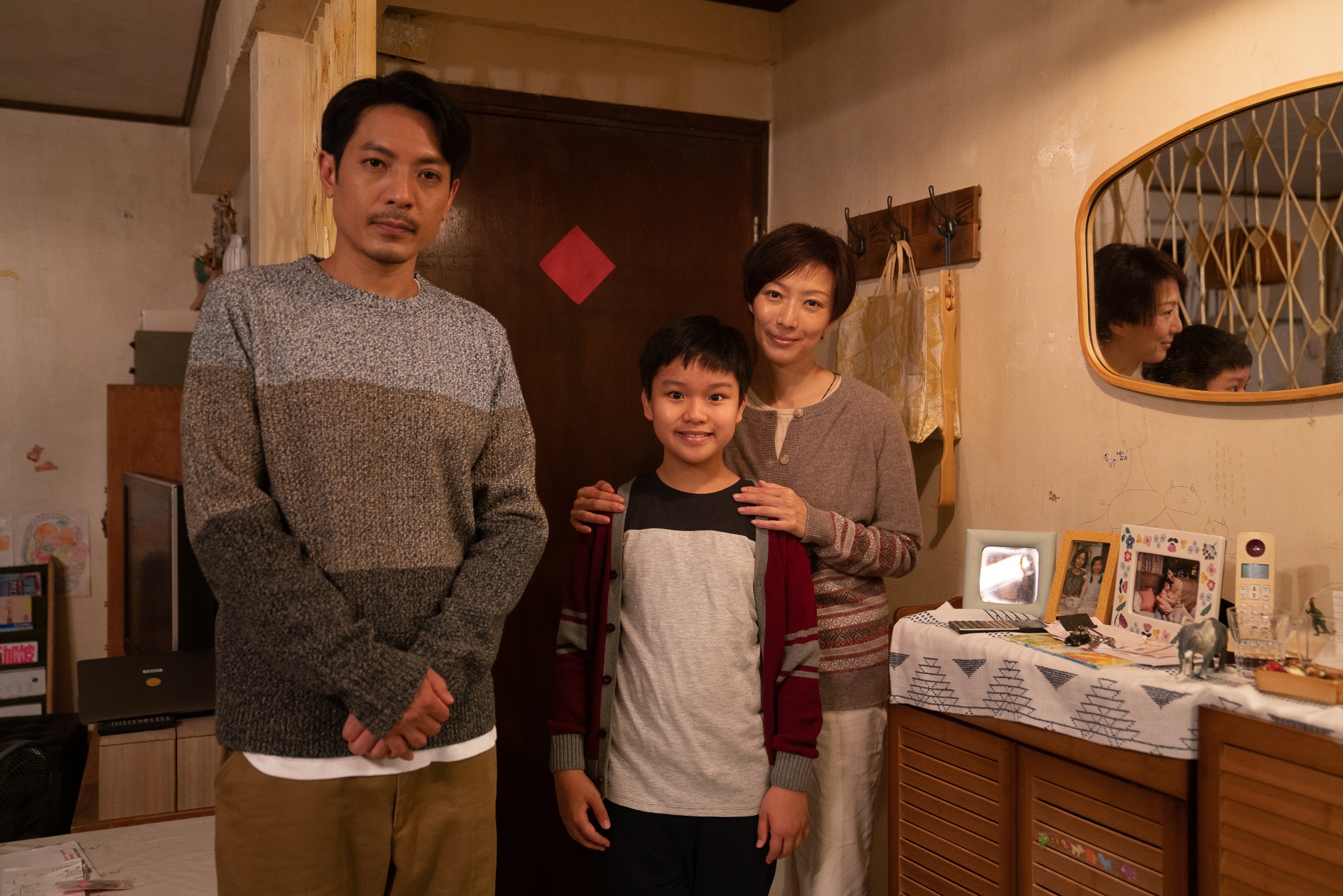 《流水落花》中鄭秀文與男星陸駿光飾演一對夫婦，兩人成了寄養家庭父母。（甲上）