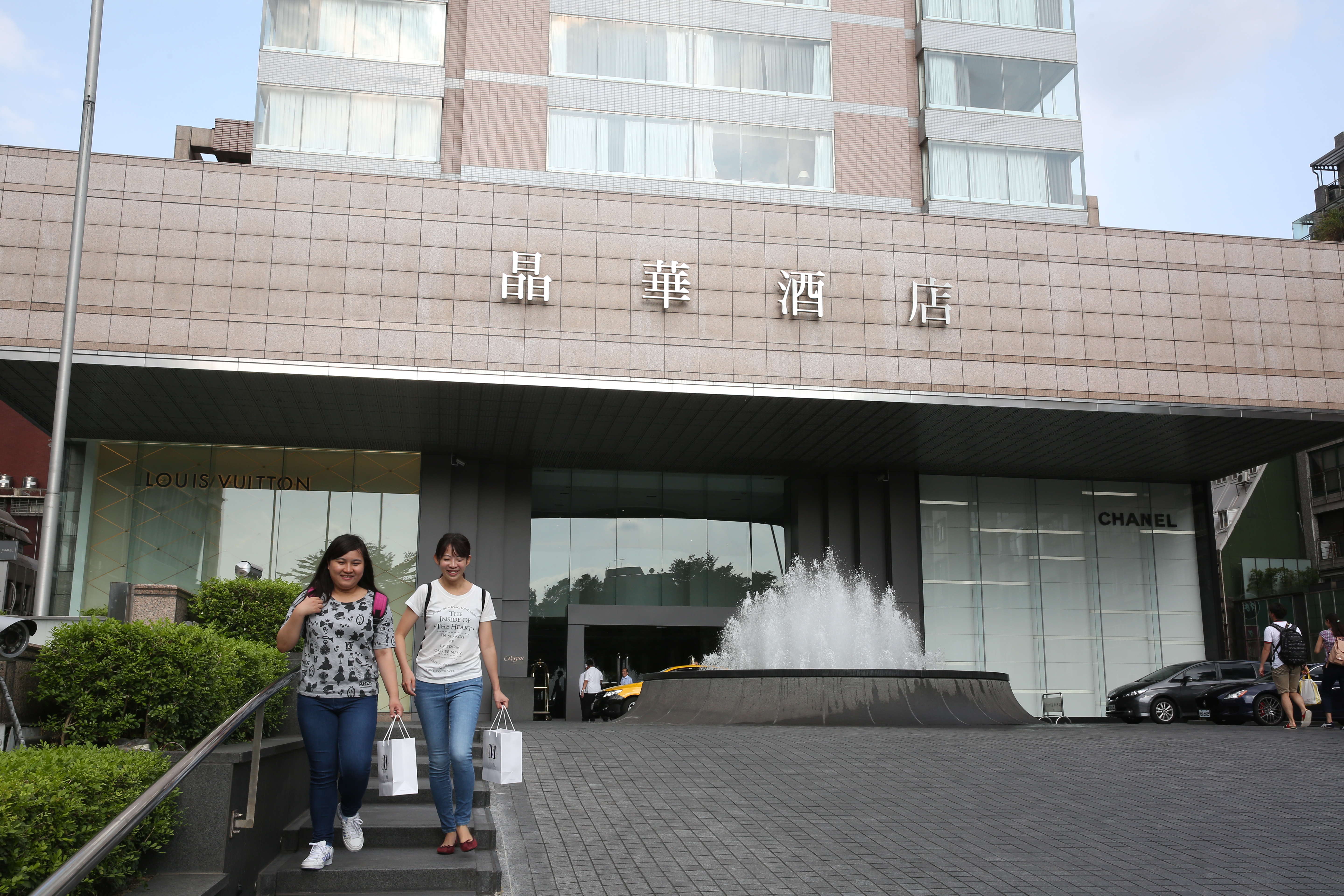 受惠港澳自由行開通，國內觀光飯店股表現強勁。圖為晶華酒店。（本刊資料照）