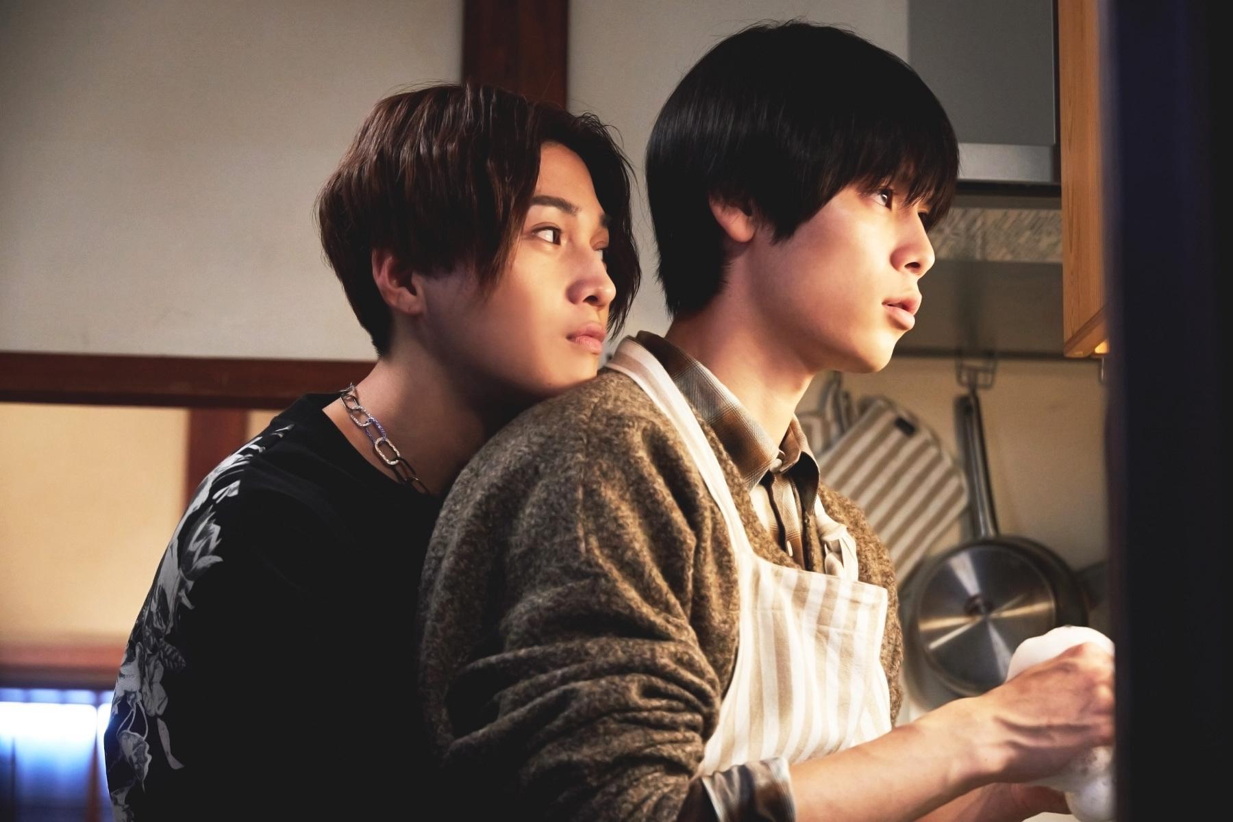八木勇征(左)、萩原利久主演BL劇《美麗的他》4月將推出電影版,今搶先曝光最新劇照,八木親密環抱萩原。(采昌國際多媒體提供)