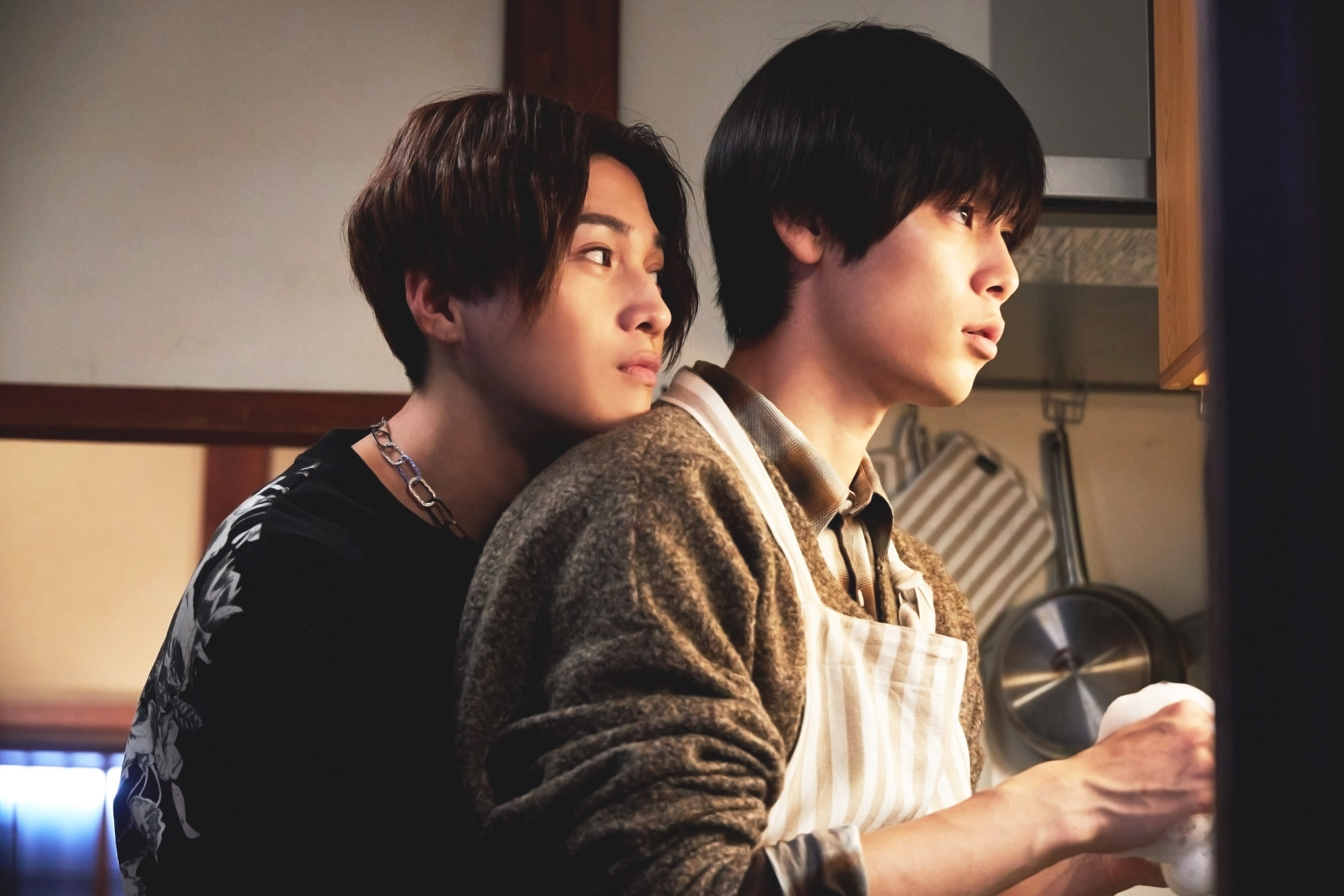 八木勇征（左）、萩原利久主演BL劇《美麗的他》4月將推出電影版，今搶先曝光最新劇照，八木親密環抱萩原。（采昌國際多媒體提供）