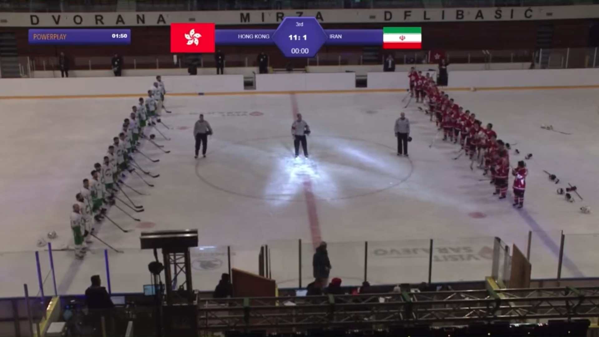 世界冰球錦標賽又誤將香港國歌播成〈願榮光歸香港〉，導致香港代表隊員（右方選手）急忙喊卡。（翻攝自Twitter）