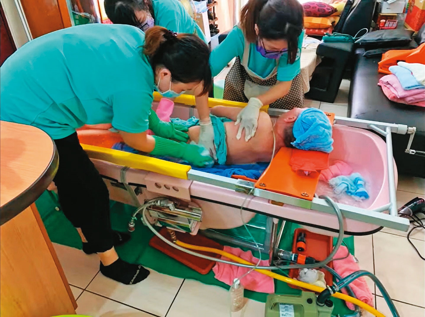 張淞源說,沐浴車每次出勤的標配至少3人,其中包括護理師,人事成本比想像中高,「基本上你看到的所有沐浴車,都是賠錢在做。」(張淞源提供)