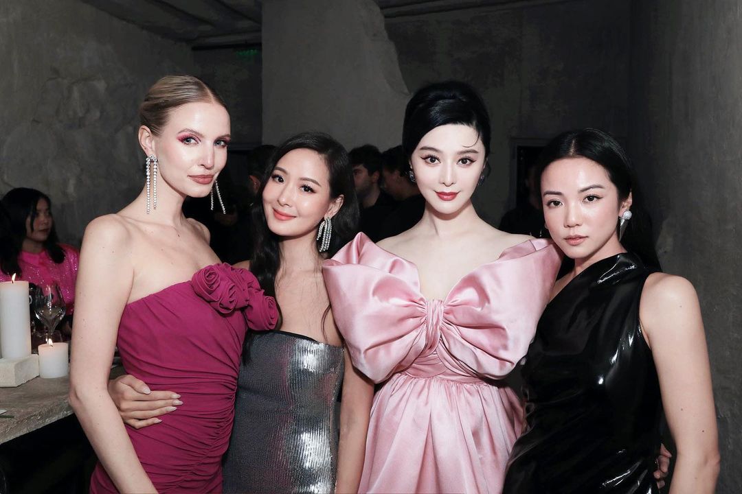 范冰冰(右二起)與孫芸芸、Leonie Hanne等人合照。(翻攝bingbing_fan IG)