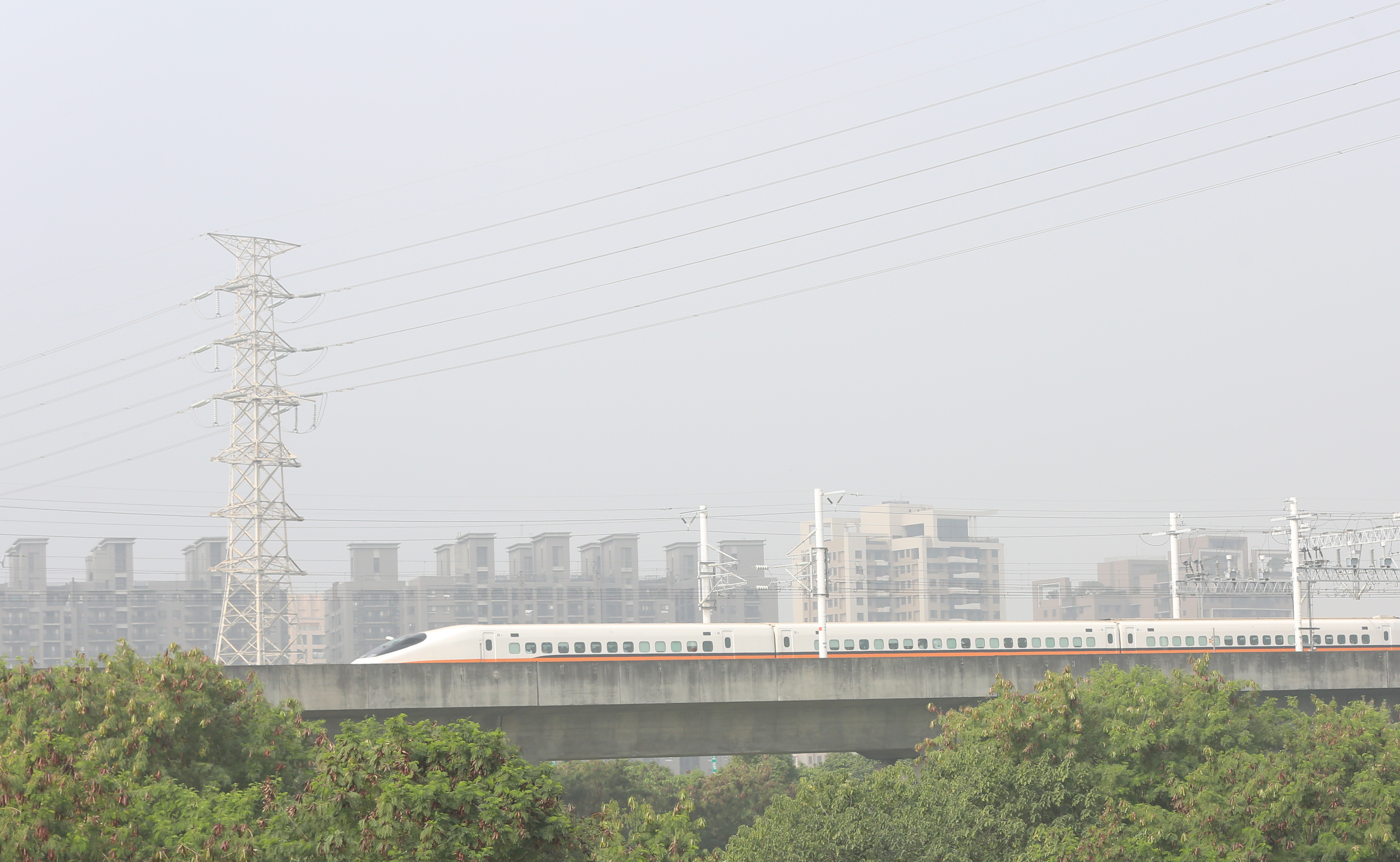 台灣西半部今日的空氣品質不佳，「境外移入」空汙從北部漸漸往南蔓延。（示意圖，本刊資料照）