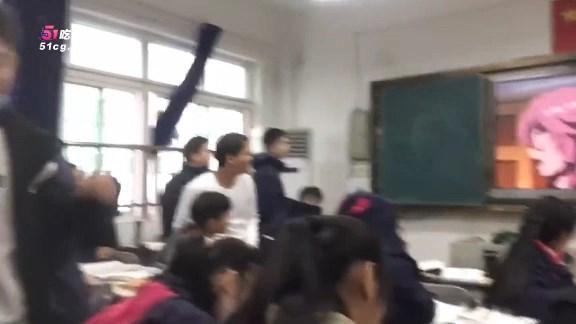 黑板螢幕竟然公播色情動漫片。（翻自《51吃瓜網》）