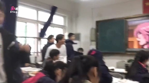 黑板螢幕竟然公播色情動漫片。（翻自《51吃瓜網》）