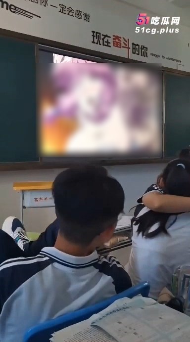 「現在奮鬥的你」標語顯得格外諷刺。（翻自《51吃瓜網》）