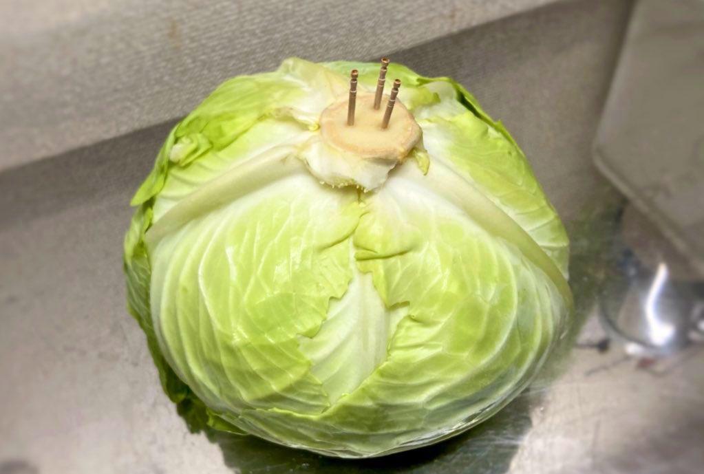 只要在高麗菜的芯上插入牙籤,可以延長保鮮。(翻攝推特 麦ライス(シェフ))