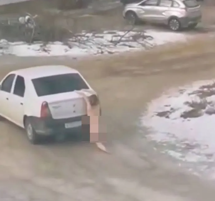 裸女死死抱住老公的車子。（翻自volgograd.kp.ru）