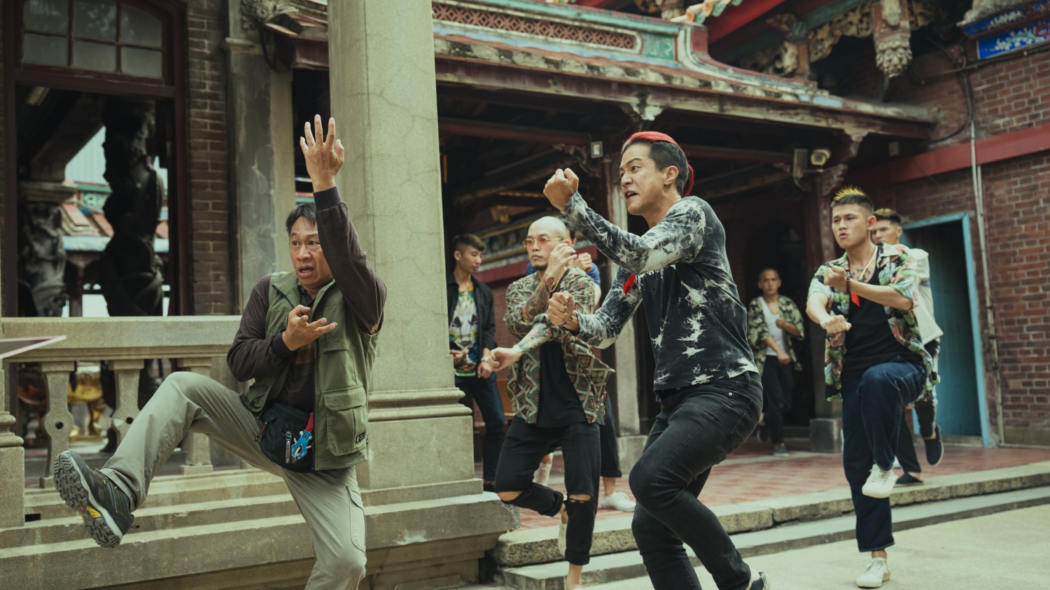 「草屯囝仔」阿倉、樞育在《做工的人 電影版》與薛仕凌、游安順在片中跳起八家將。（大慕影藝、華映娛樂提供）