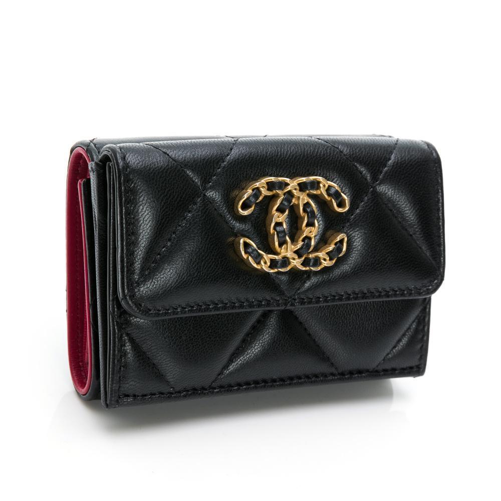 CHANEL經典19小羊皮三摺短夾要價4萬8,500。（翻攝臉書）