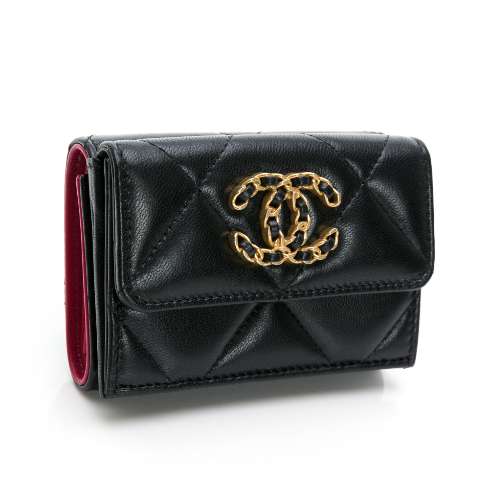 CHANEL經典19小羊皮三摺短夾要價4萬8,500。（翻攝臉書）