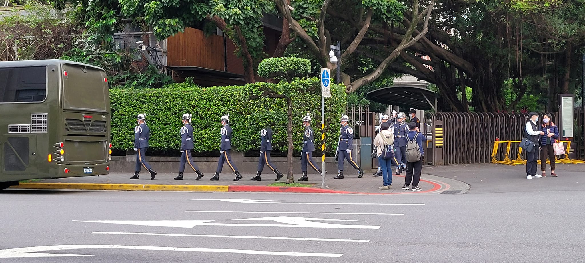 一名網友在路邊拍攝一排儀隊行進，事後驚覺隊伍中有人的「頭不見了」！（尚喆授權提供）