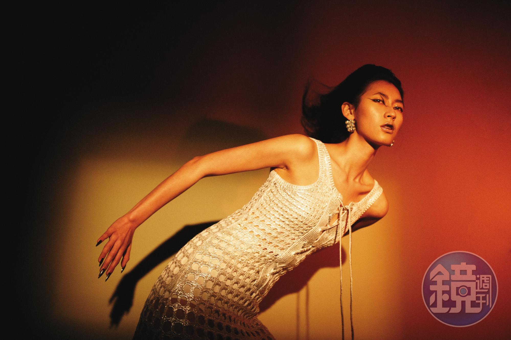 銀色針織洋裝,NT$159,100, by Chloé;銀色耳環,價格店洽,by BOTTEGA VENETA。
