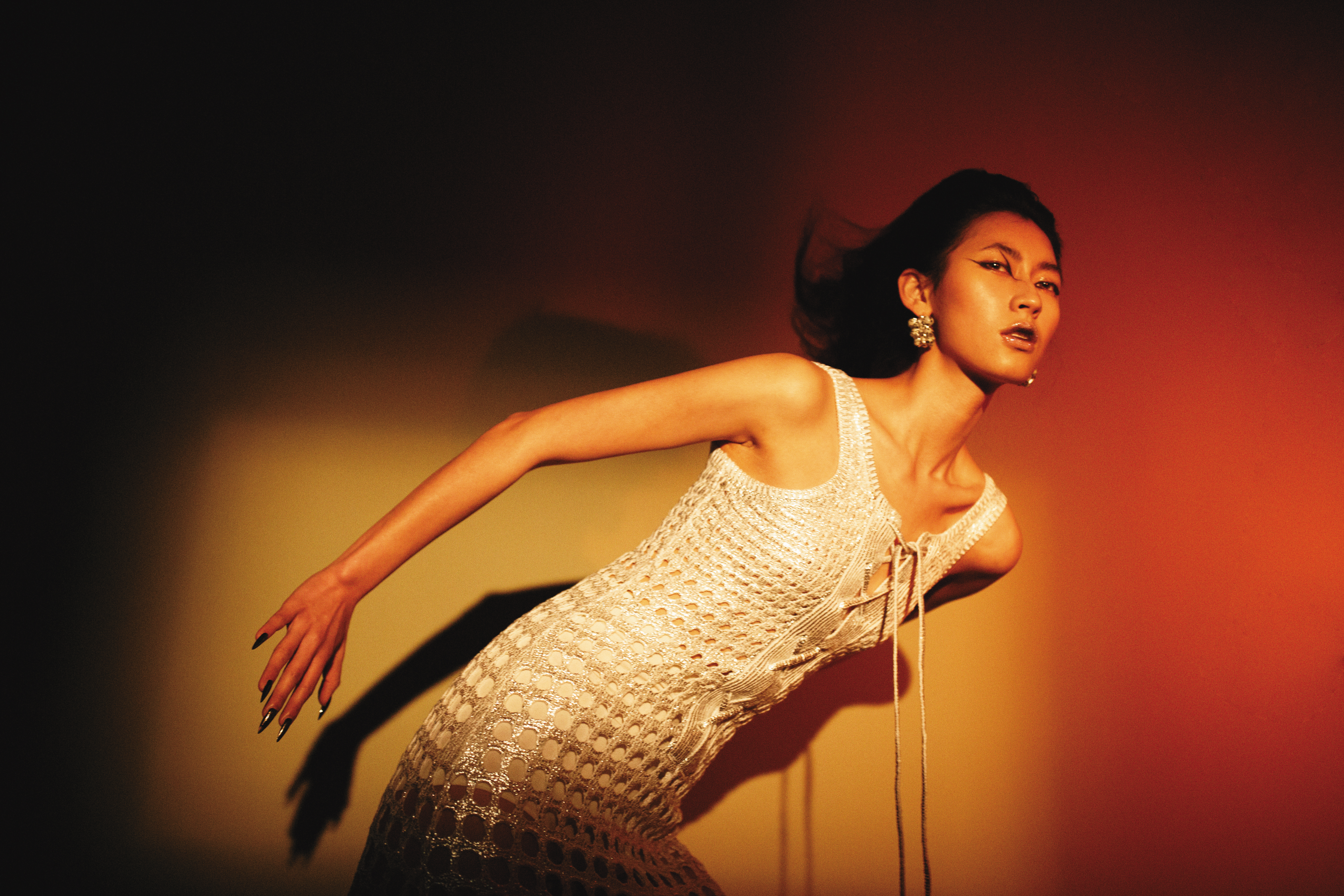 銀色針織洋裝，NT$159,100， by Chloé；銀色耳環，價格店洽，by BOTTEGA VENETA。