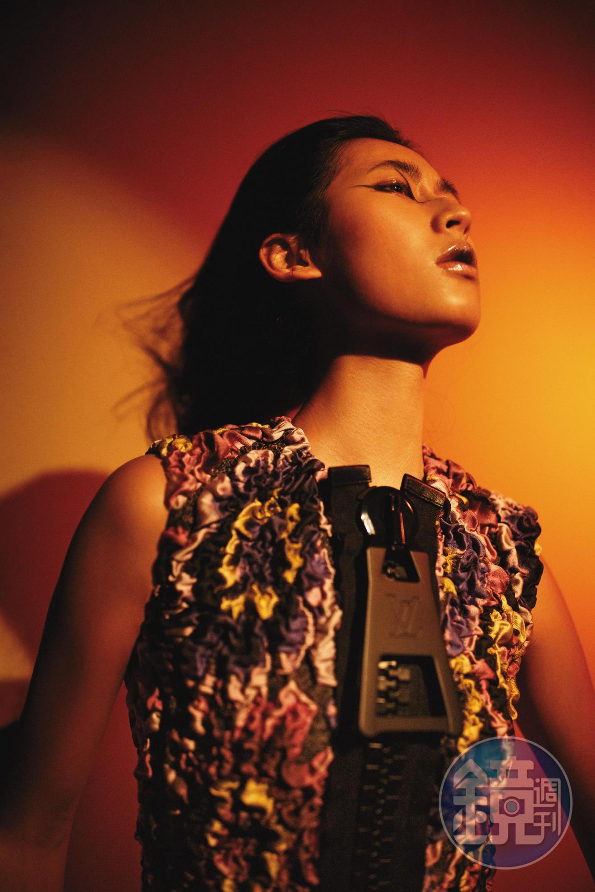 皺摺印花大拉鍊背心,價格店洽,by LOUIS VUITTON。
