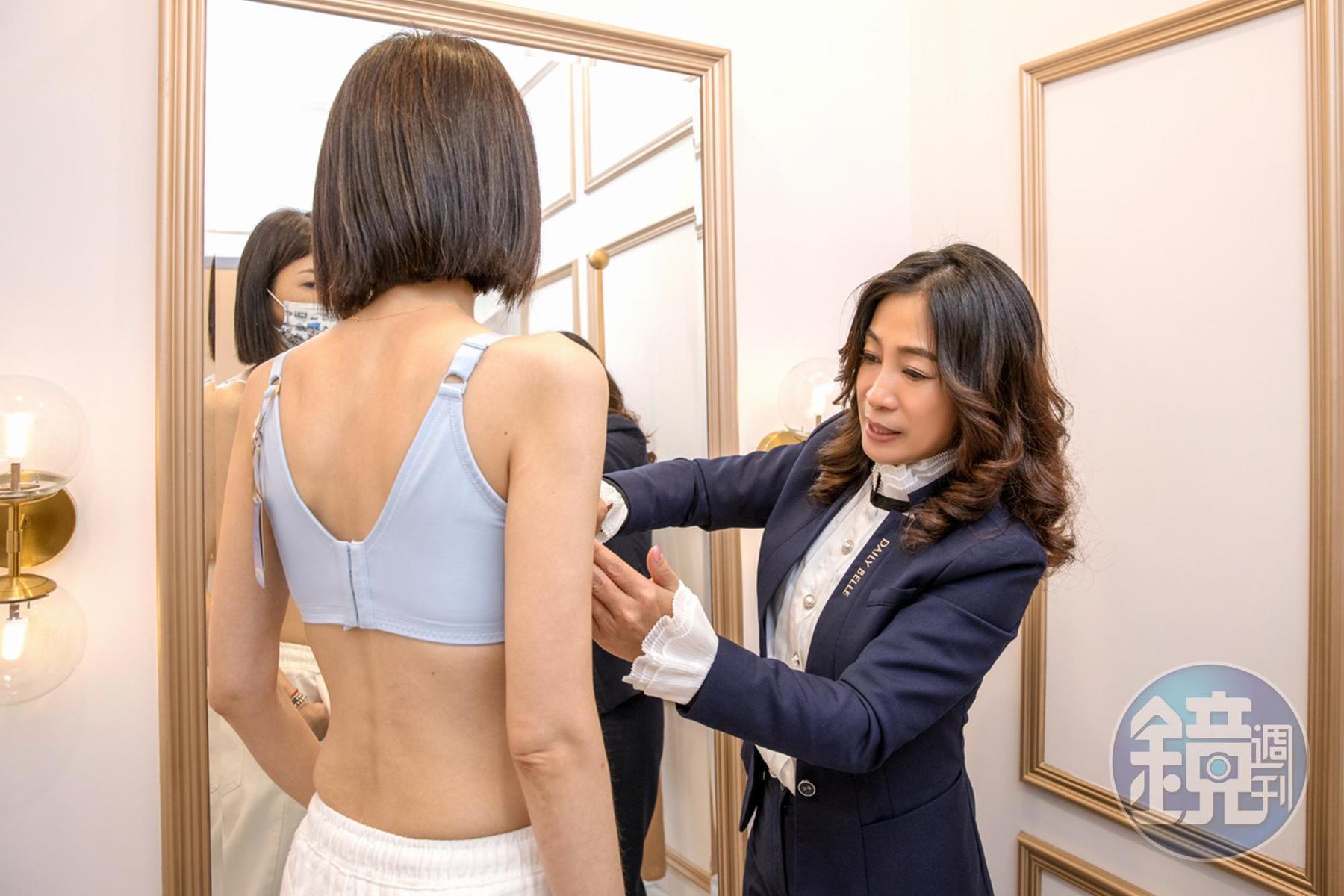 李慧茹（左）17歲開始在市場賣內衣，後來自己研發、設計，17年前創立黛莉貝爾品牌。