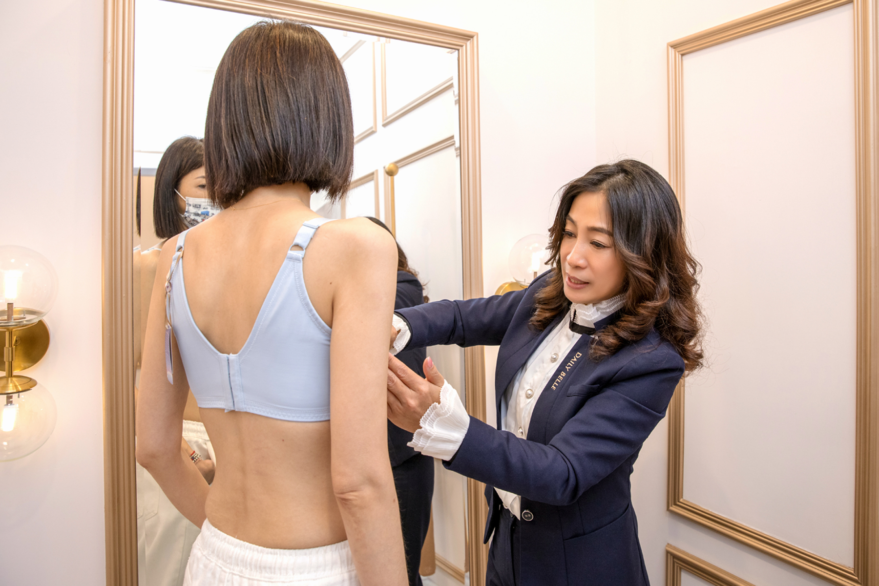 李慧茹（左）17歲開始在市場賣內衣，後來自己研發、設計，17年前創立黛莉貝爾品牌。