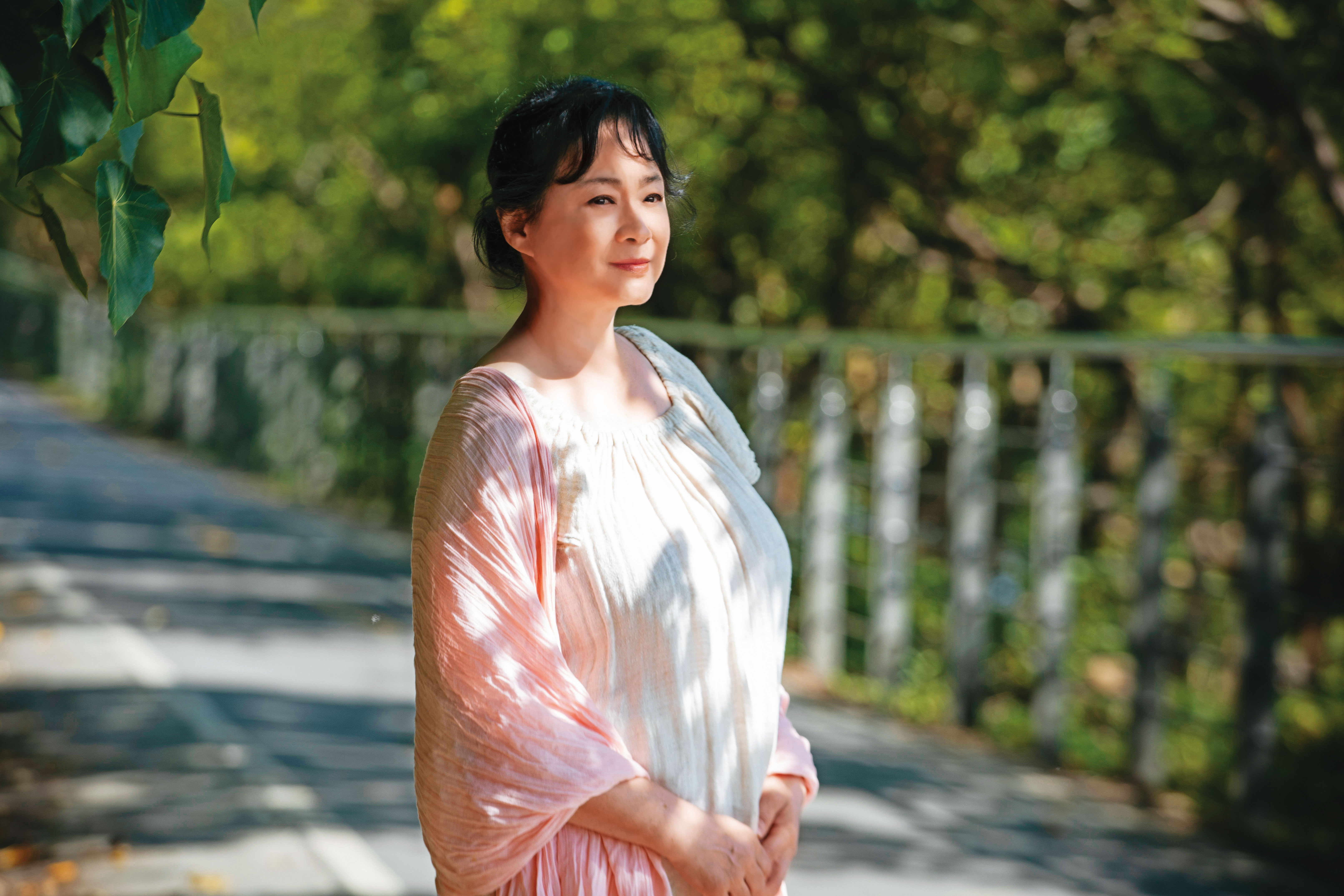 走過磕磕碰碰的前半生，66歲的陸小芬，透過種種身心靈修練，讓自己的世界活得明亮、美麗與燦爛。